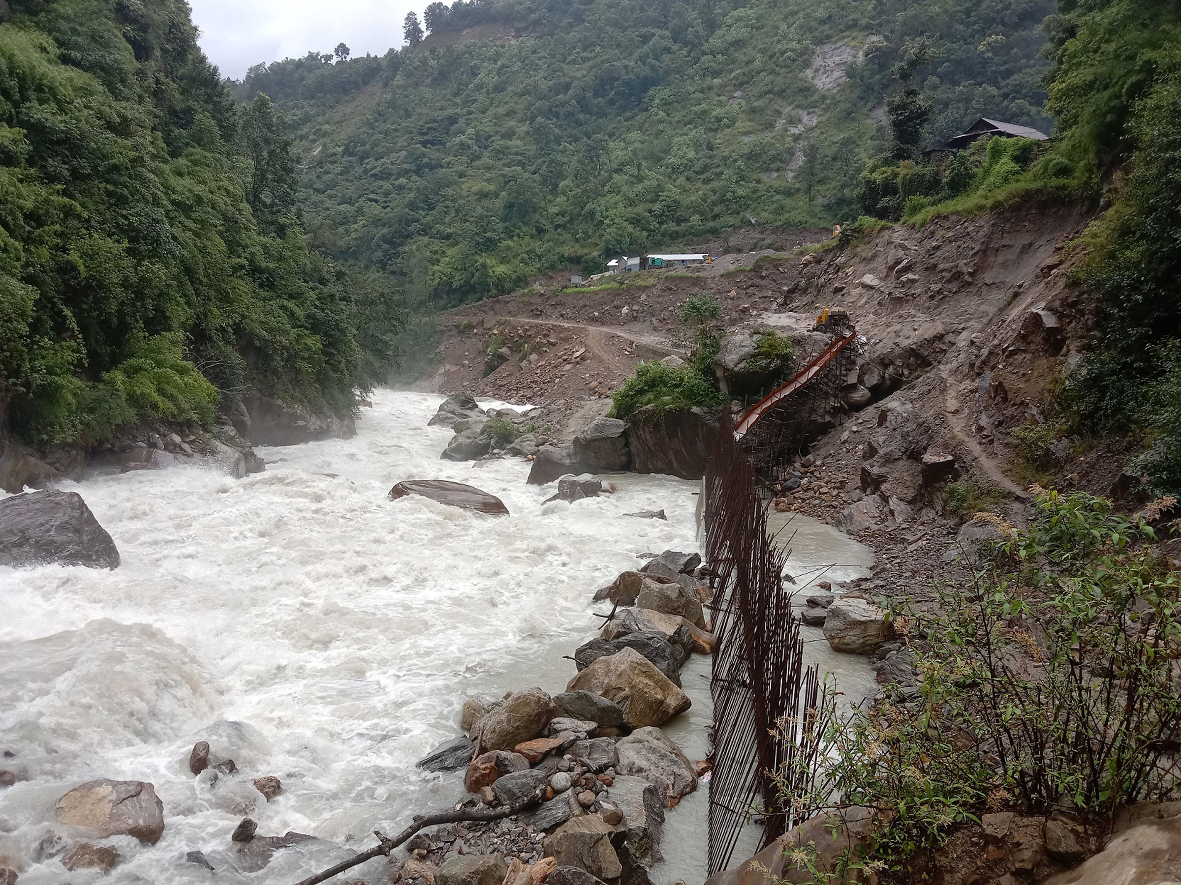 विश्वको तेस्रो अग्लो हिमाल कञ्चनजङ्घा जाने बाटोको तमोर नदीमा तटबन्धन