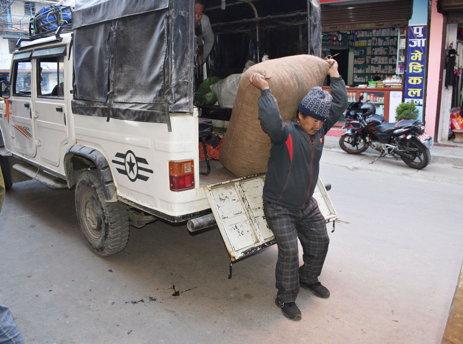 अलैँची बिक्री गर्न लैजाँदै किसान