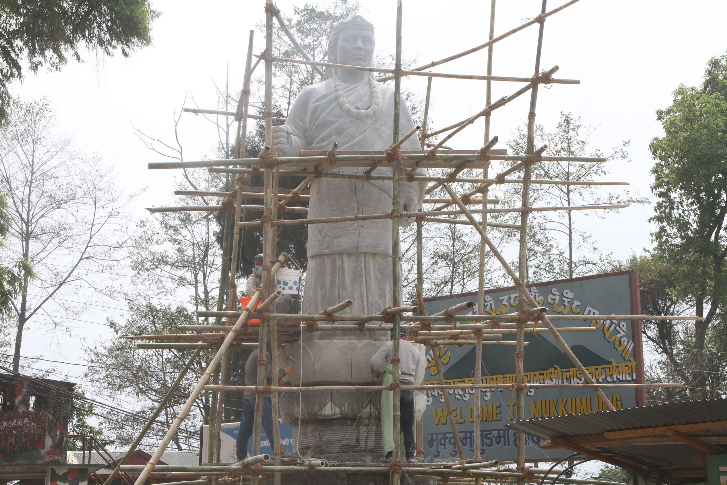 फाल्गुन्नदको शालिक रङ्ग लगाउँदै