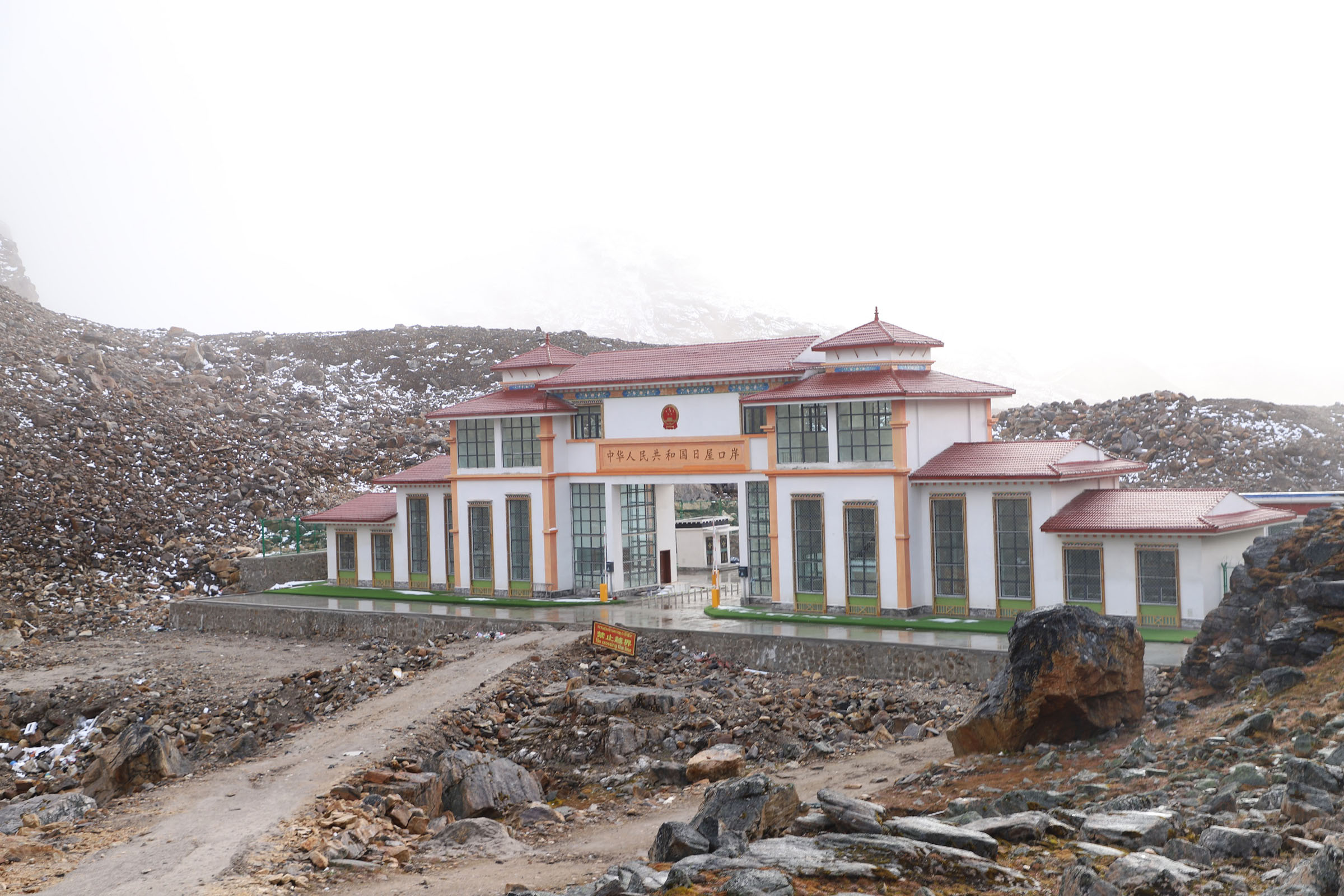 समूद्र तहदेखि पाँच हजार २०० मिटर उचाइमा अवस्थित टिप्ताला नाका