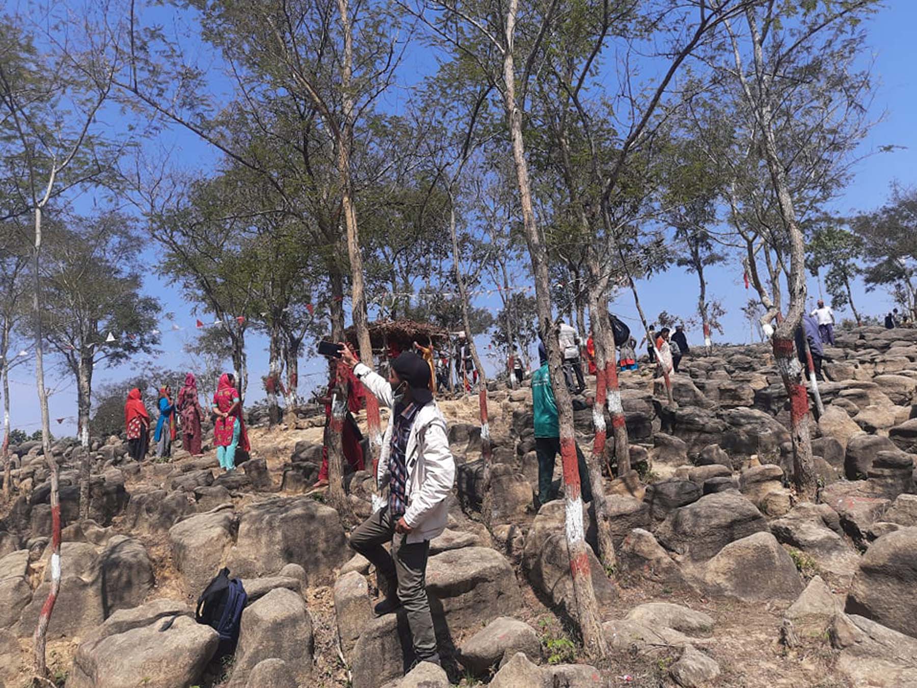 जन्ती ढुङ्गामा टिकटक बनाउनेको घुइँचो