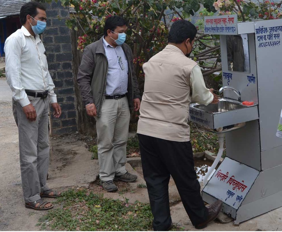रोल्पाका विद्यार्थीले बनाए खुट्टाले खोल्ने धारा, कोरोना भाइरसको जोखिमबाट बच्न सघाउने