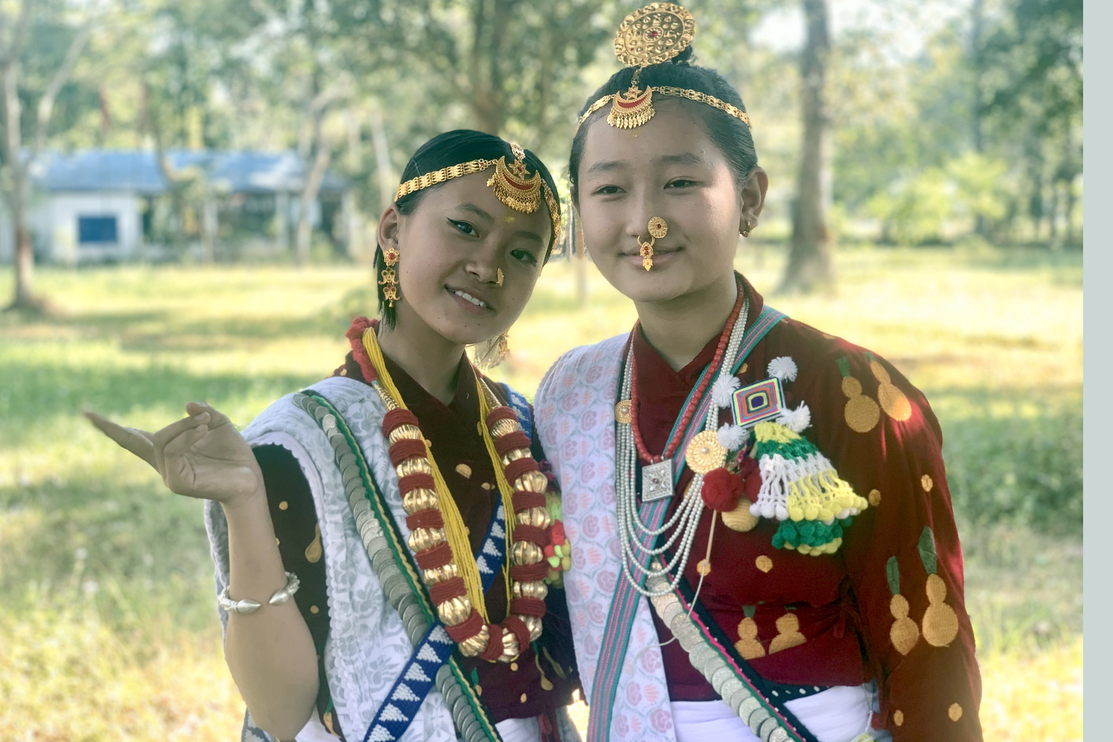 जातीय पोशाकमा सजिएका किशोरीहरु