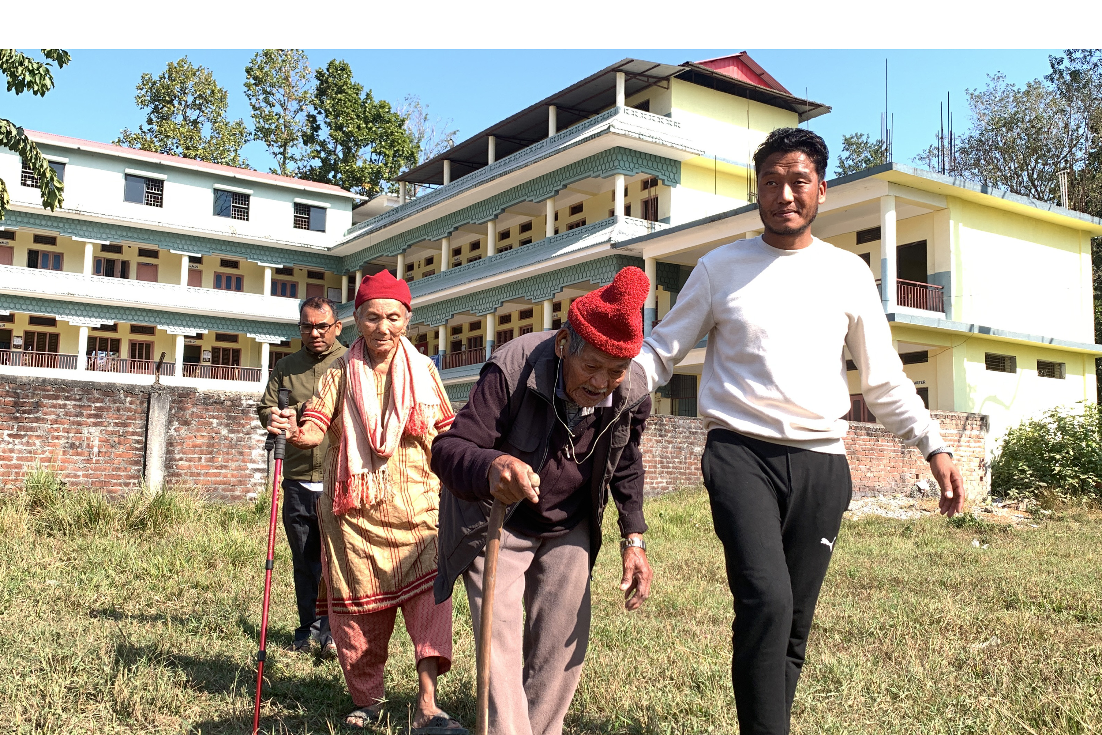 मतदान गरेर घर फर्किदै वृद्धवृद्धा