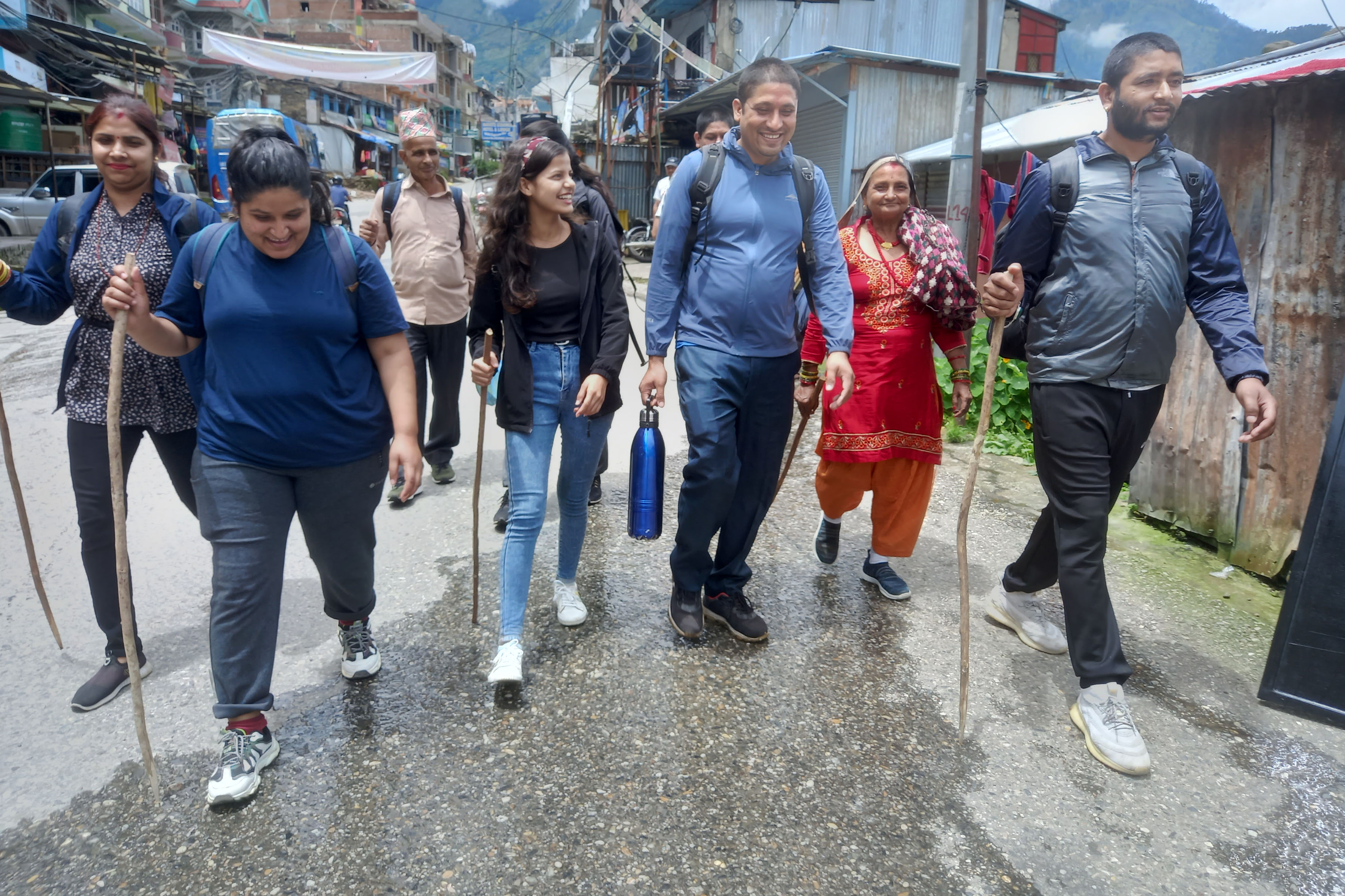 गोसाइँथान जान सुलाद्री पर्वत आइपुगेका भक्तजन