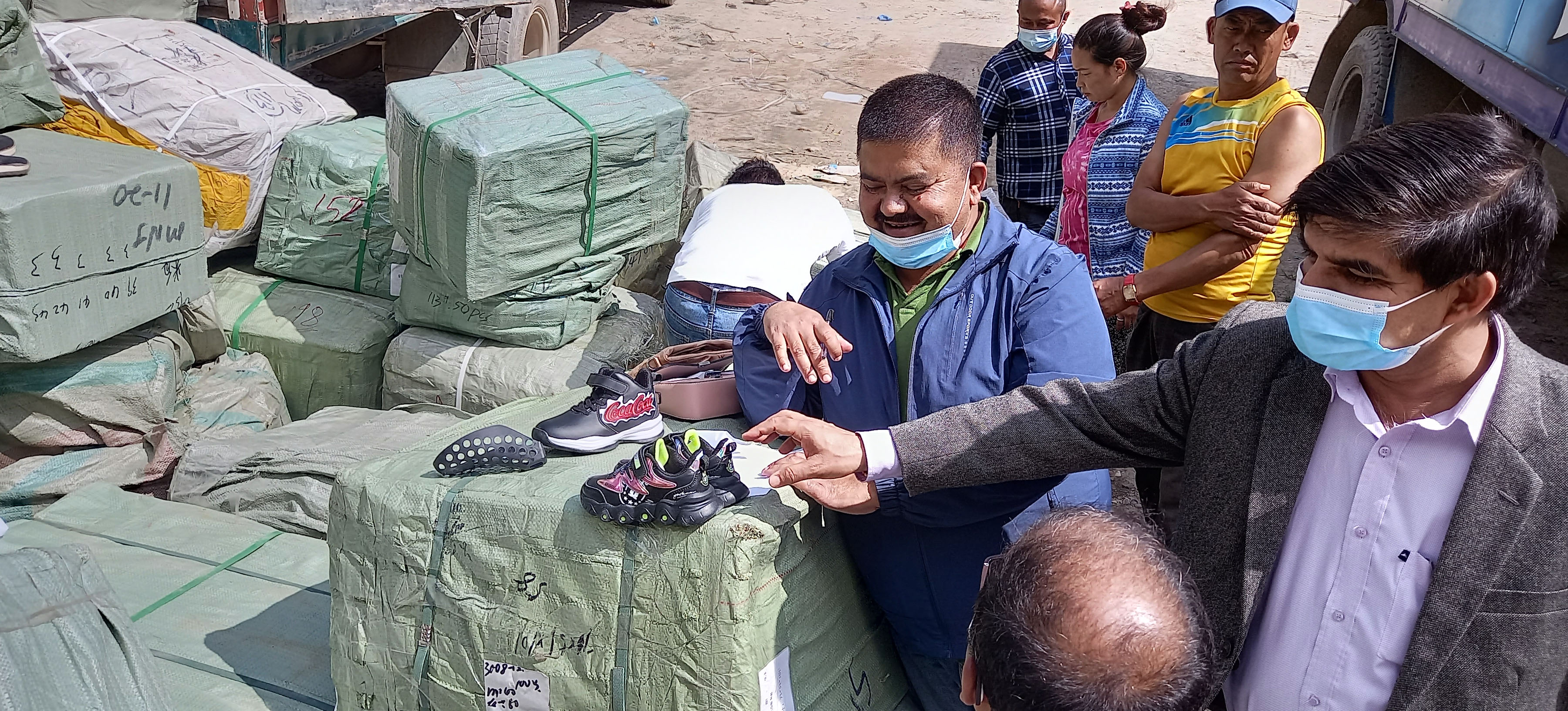 मुस्ताङबाट १२ हजार भेडा–च्याङ्ग्रा निकासी, चीनबाट आयात भएका सामग्रीको परीक्षण हुँदै