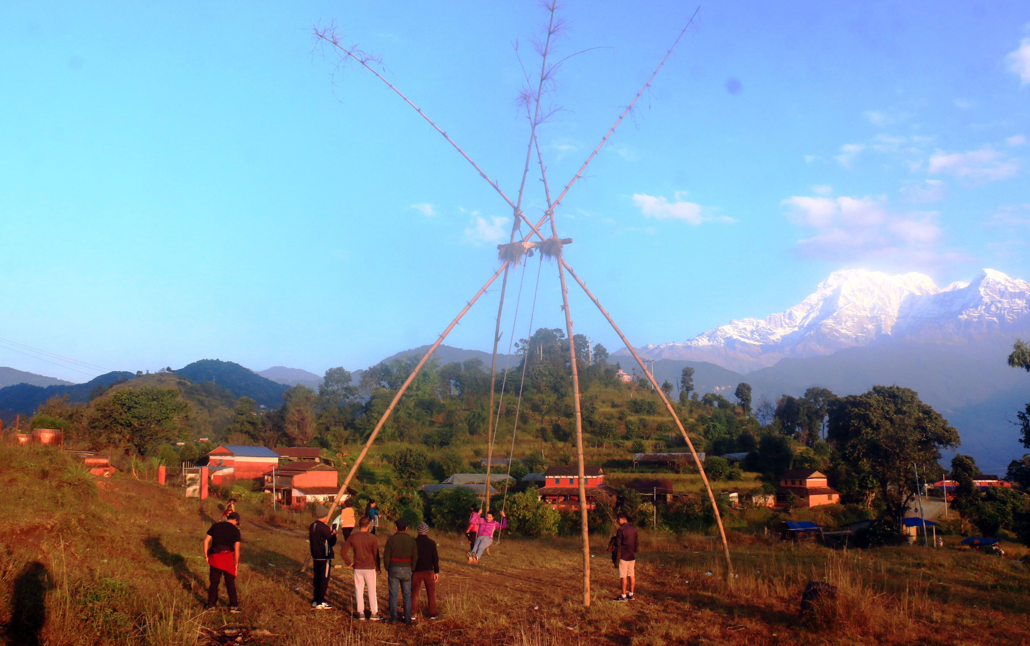 पिङमा मनोरञ्जन लिँदै पर्यटक