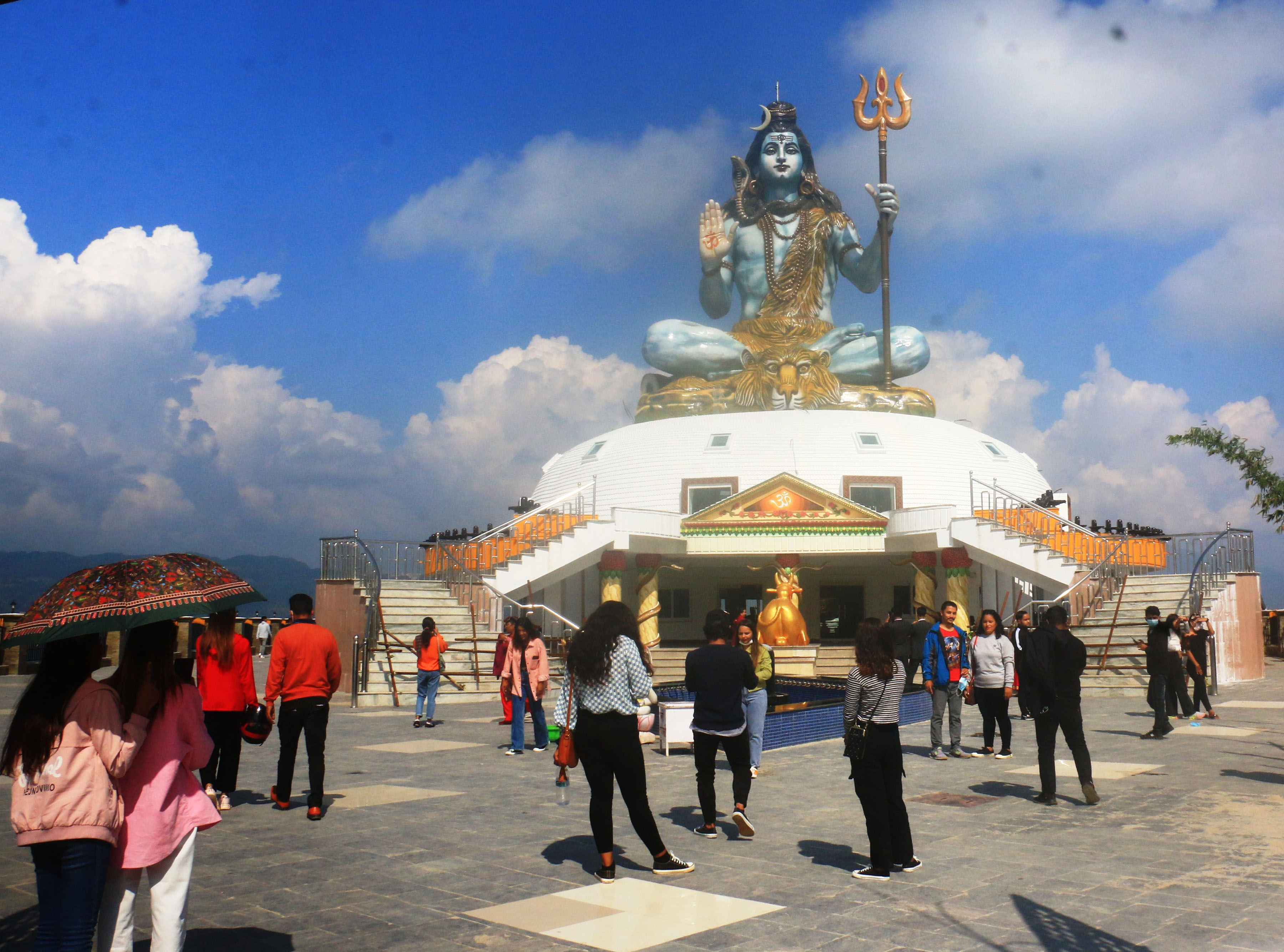 महादेव मूर्ति अवलोकन गर्दै पर्यटक