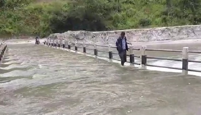 पक्की पुलमाथि बग्छ खोला, आवतजावतमा झमेला