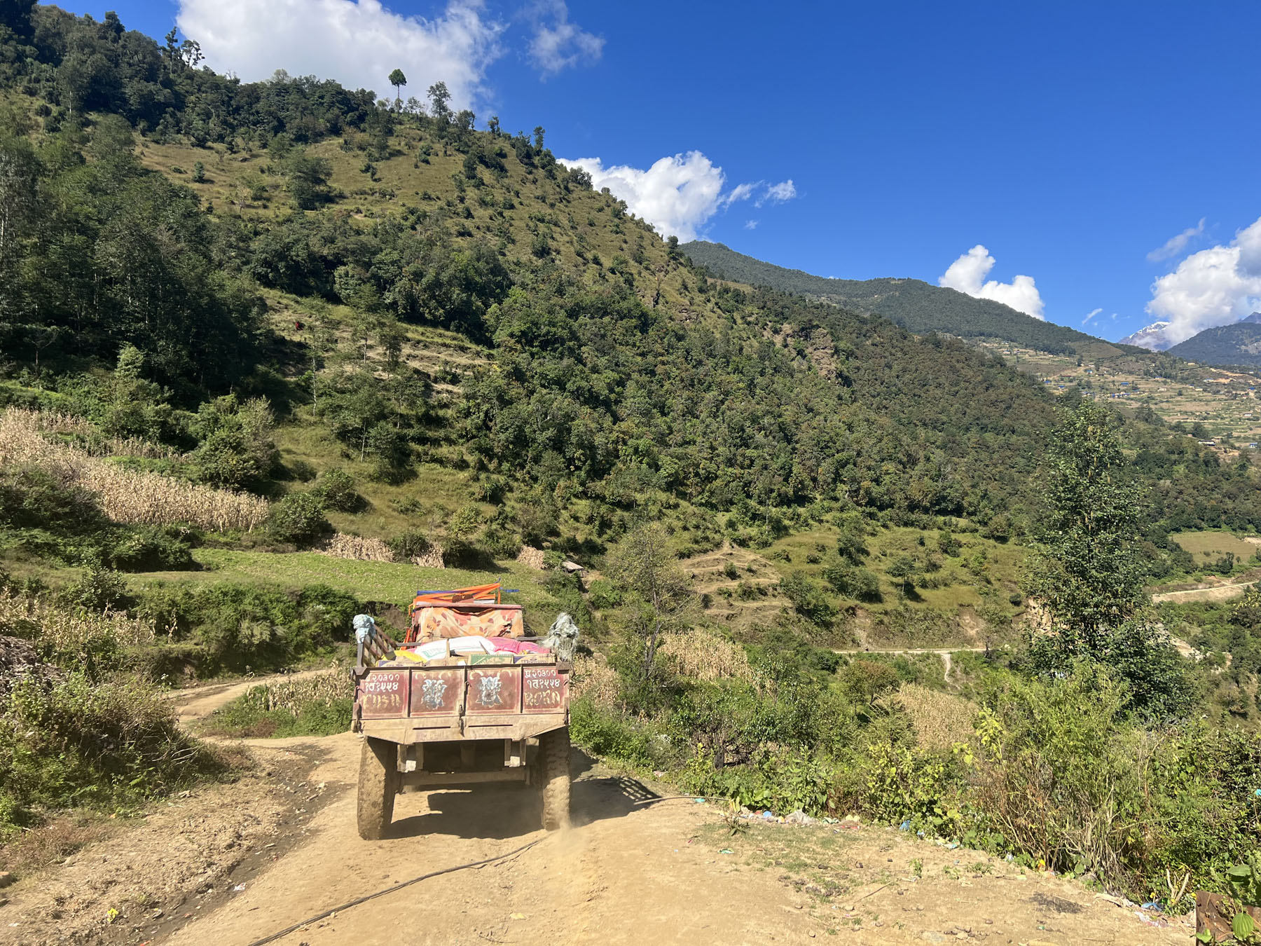 ट्र्याक्टर दैनिक उपभोग्य सामग्री लिएर जाँदै
