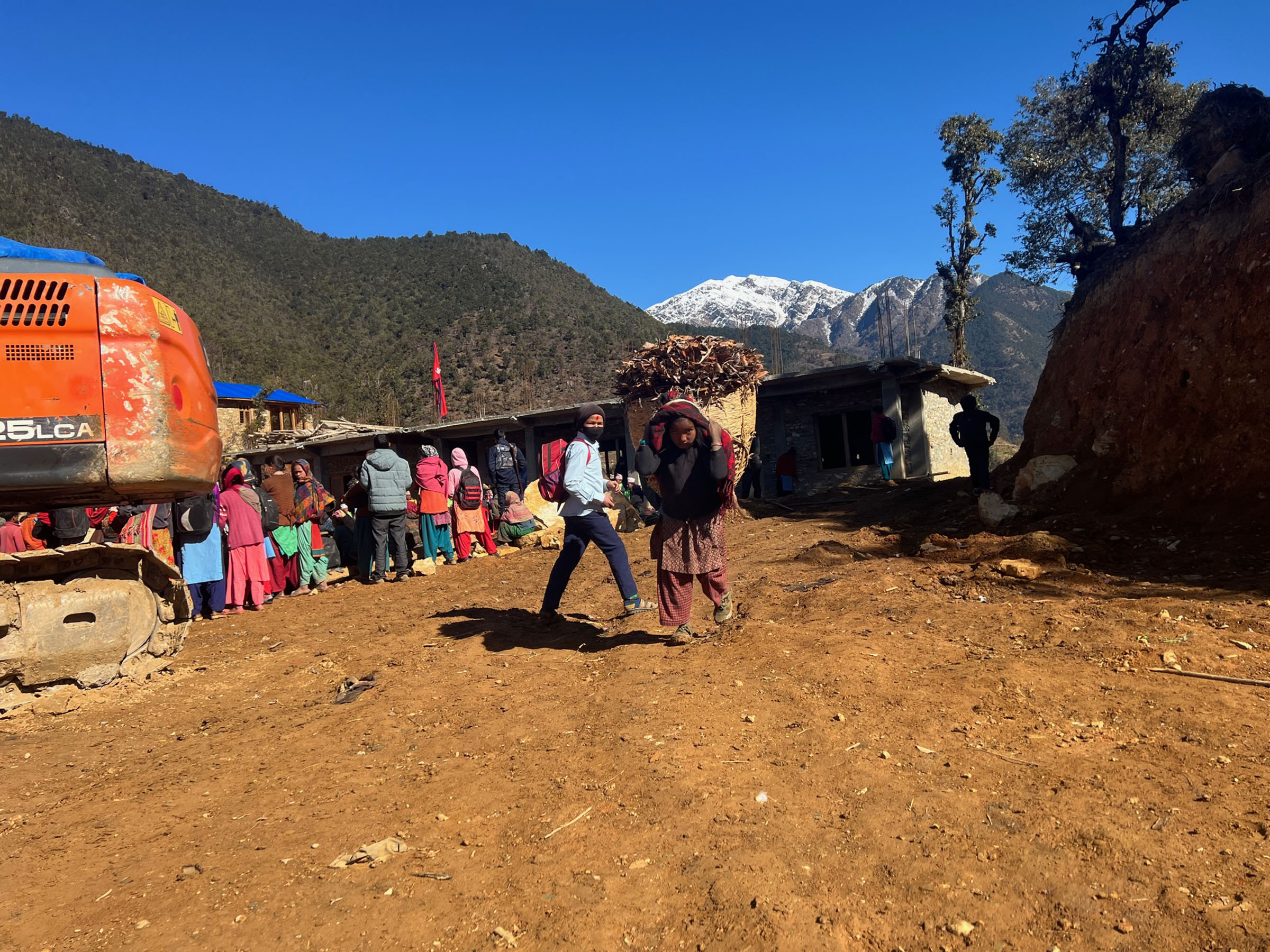 स्याउला बोकेर गन्तव्यतर्फ जाँदै बालिका