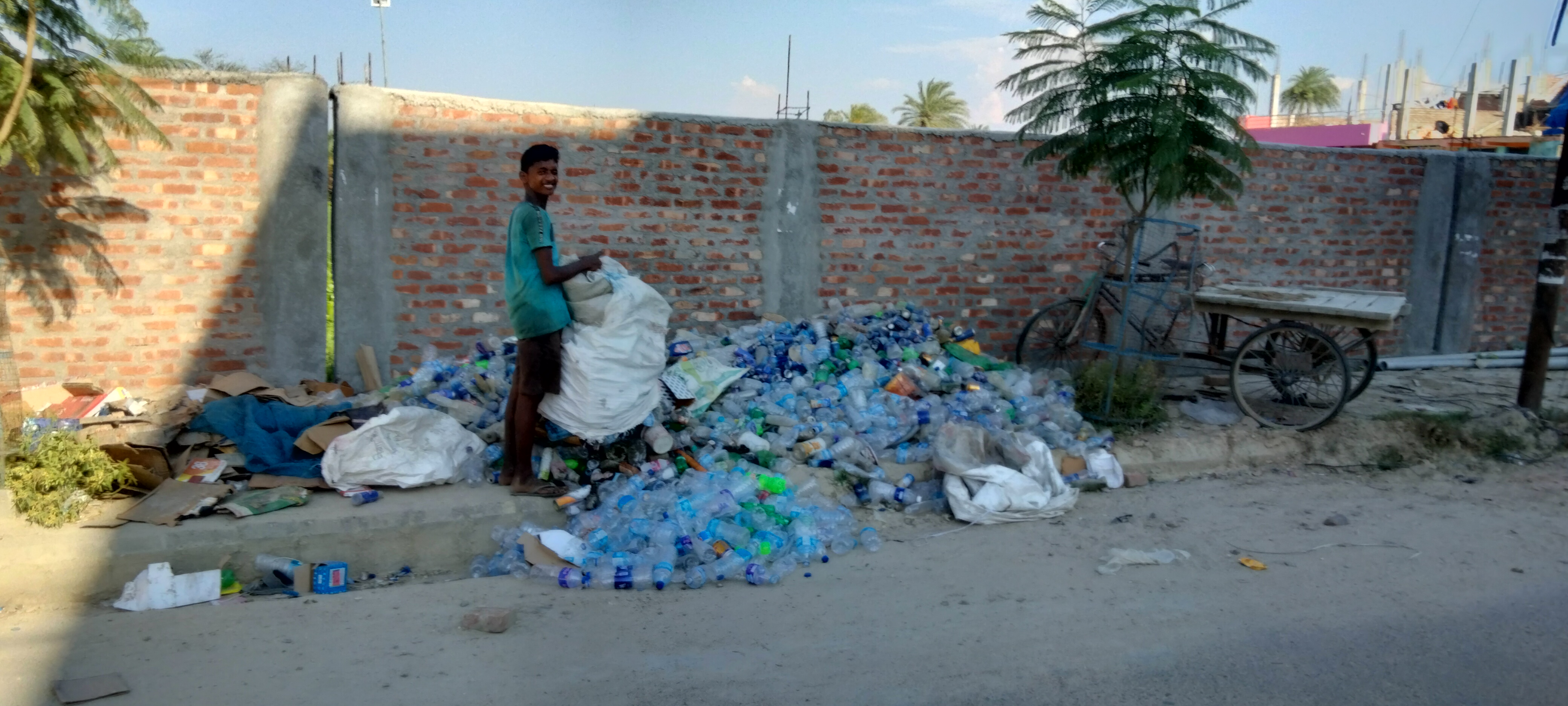 कवाडी सामग्रीमा भविष्य खोज्दै बालक