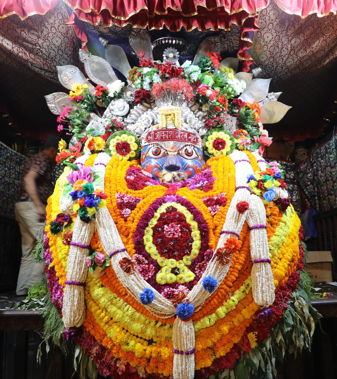 आकाश भैरवलाई फूलमाल सिँगारपटार