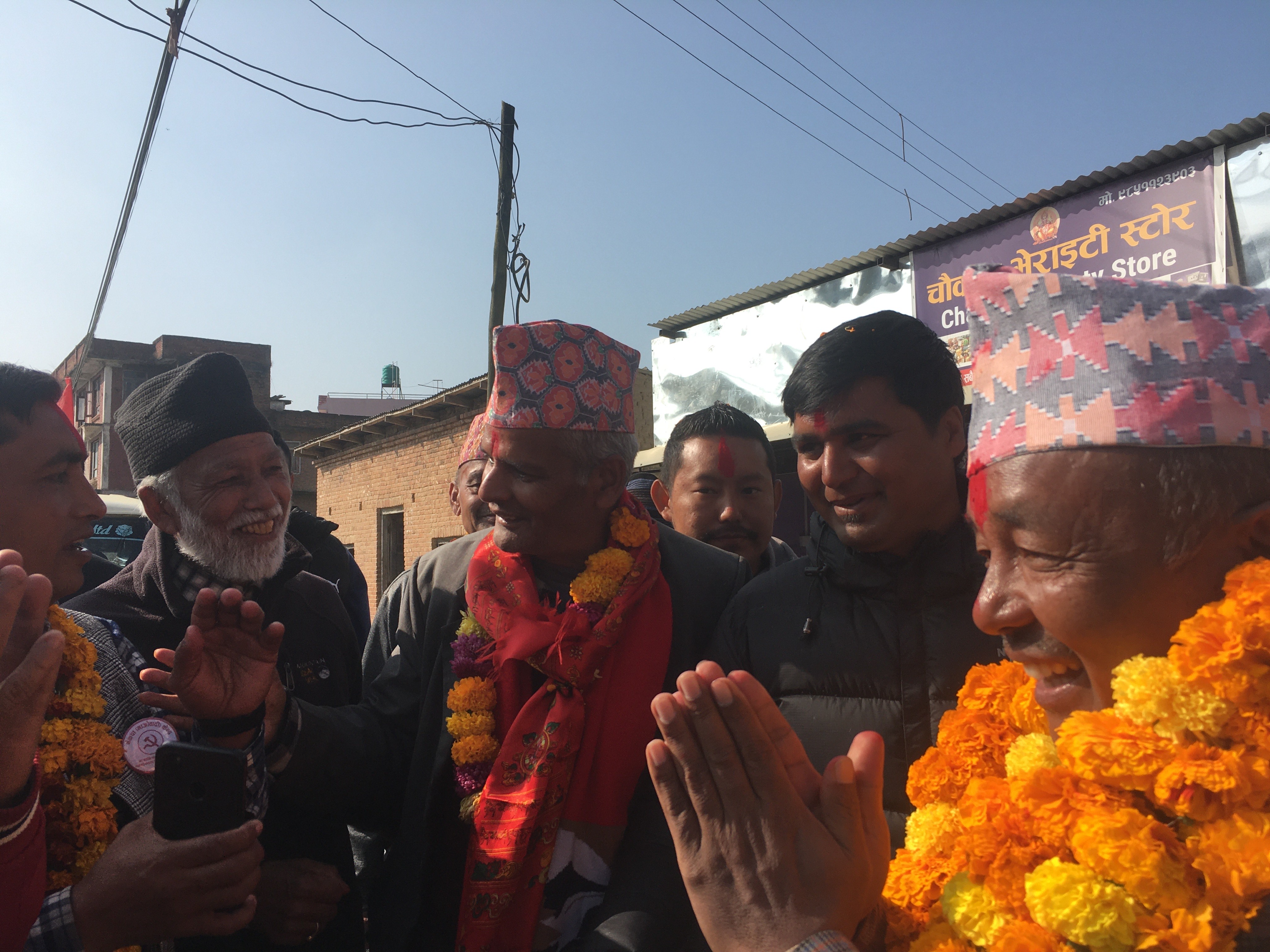 प्रतिस्पर्धी रेशम लामासहितको अभियान टोलीसँग गठबन्धनका उम्मेदवार लालध्वजले मागे भोट