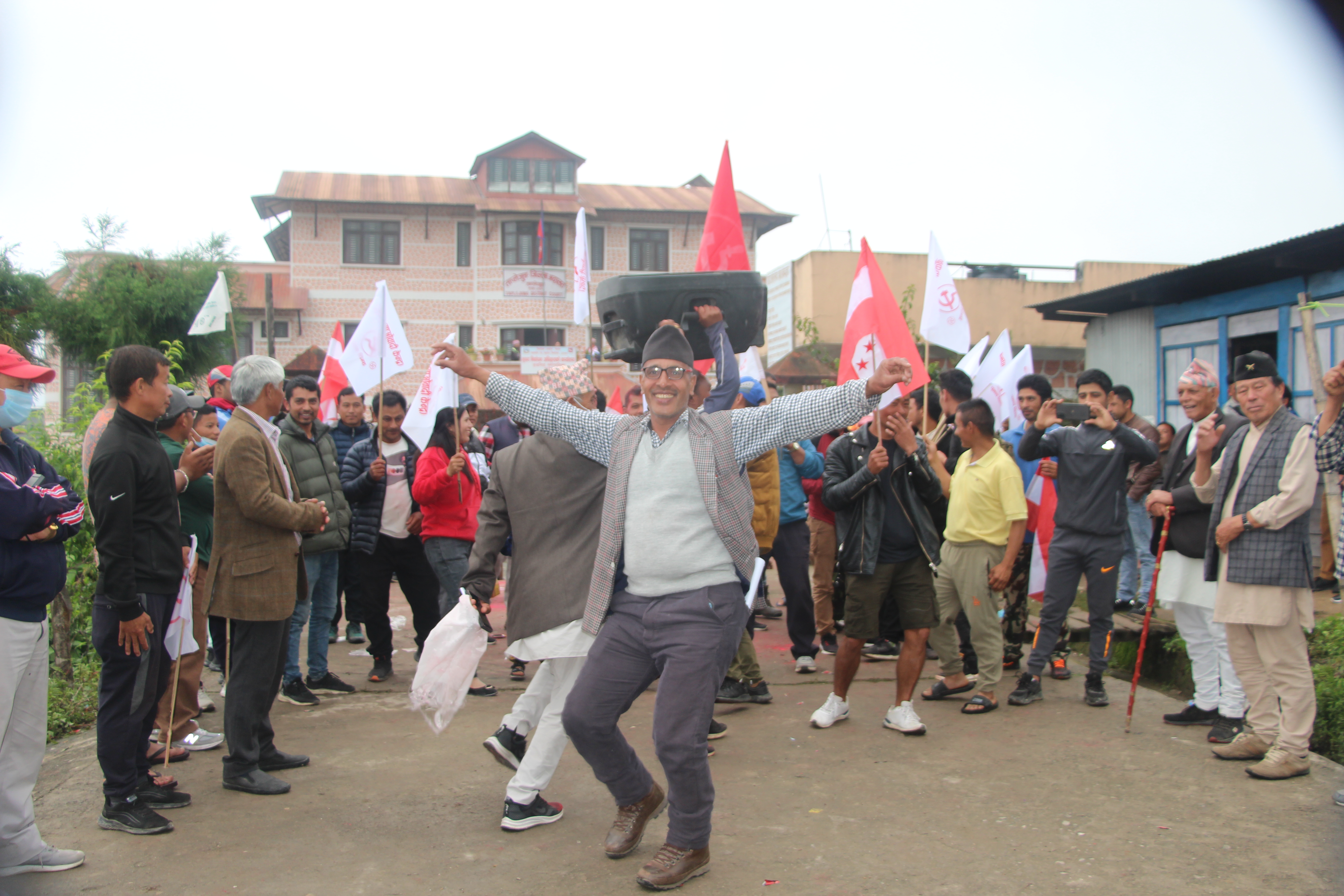 विजय उत्सव मनाउँदै