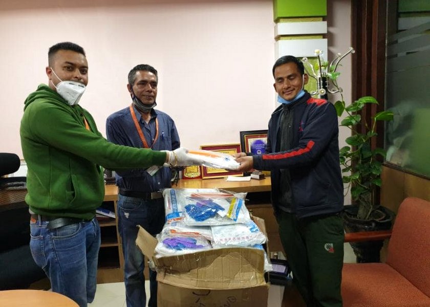 सेञ्चुरी बैंकले रुकुमको चौरजहारी अस्पताललाई २० थान पीपीई प्रर्दान