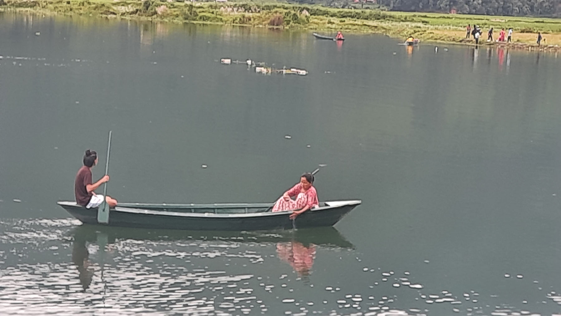 माछा मार्न जाल बिछाउँदै
