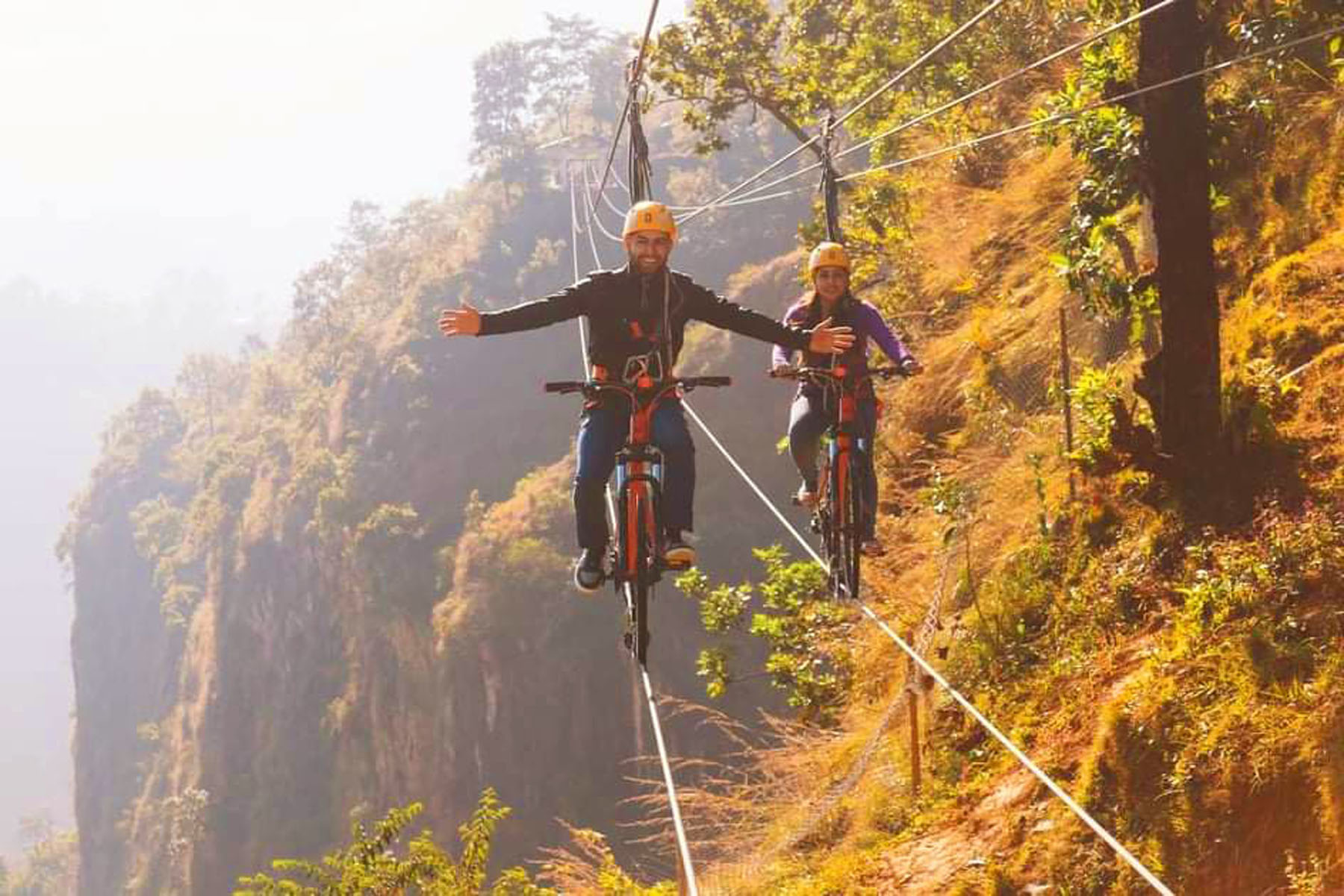 स्काइ साइक्लिङमा रमाउदै पर्यटक