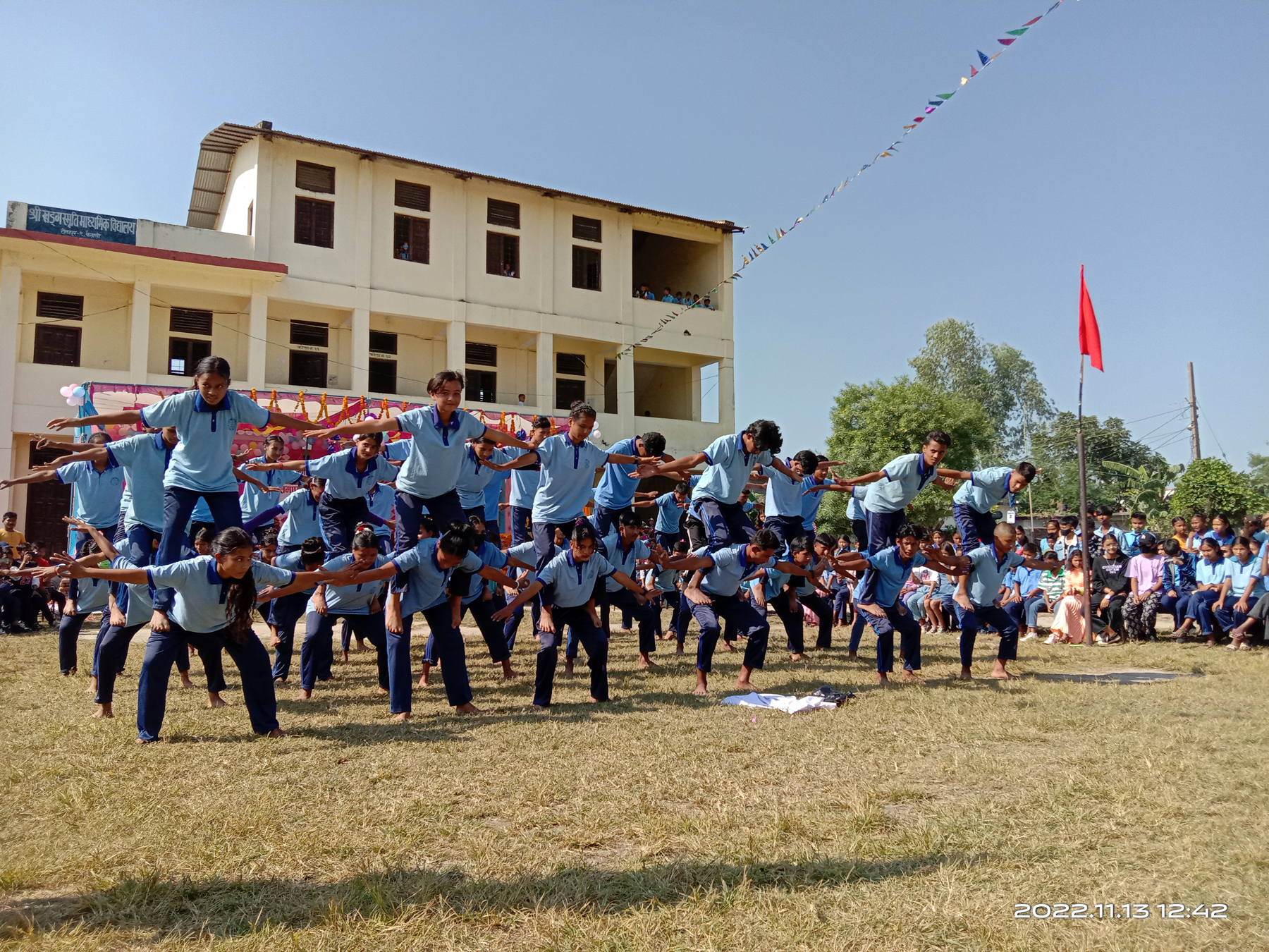 योग गर्दै विद्यार्थी