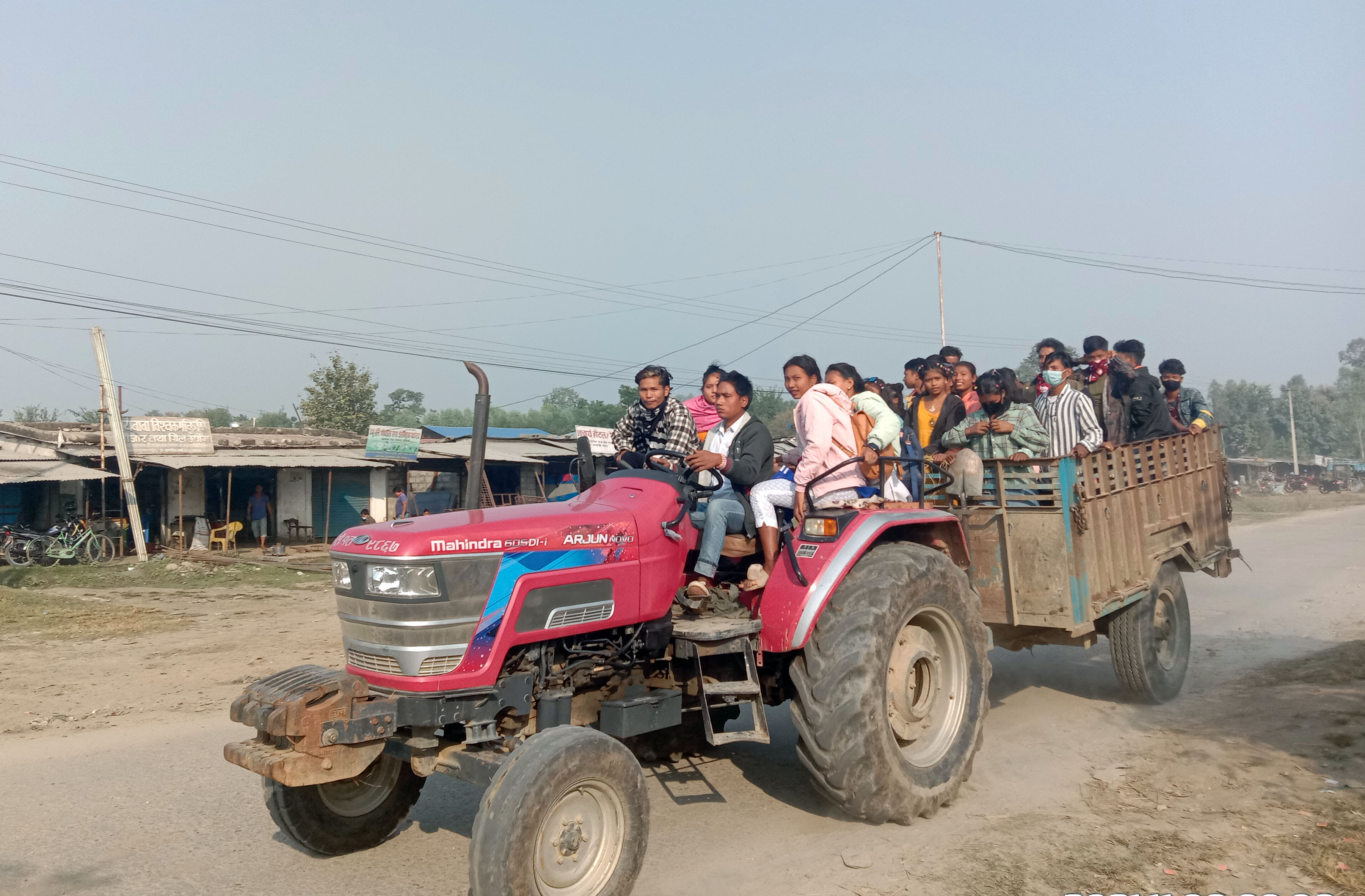 पार्क अवलोकन तथा वनभोजका लागि जाँदै पर्यटक