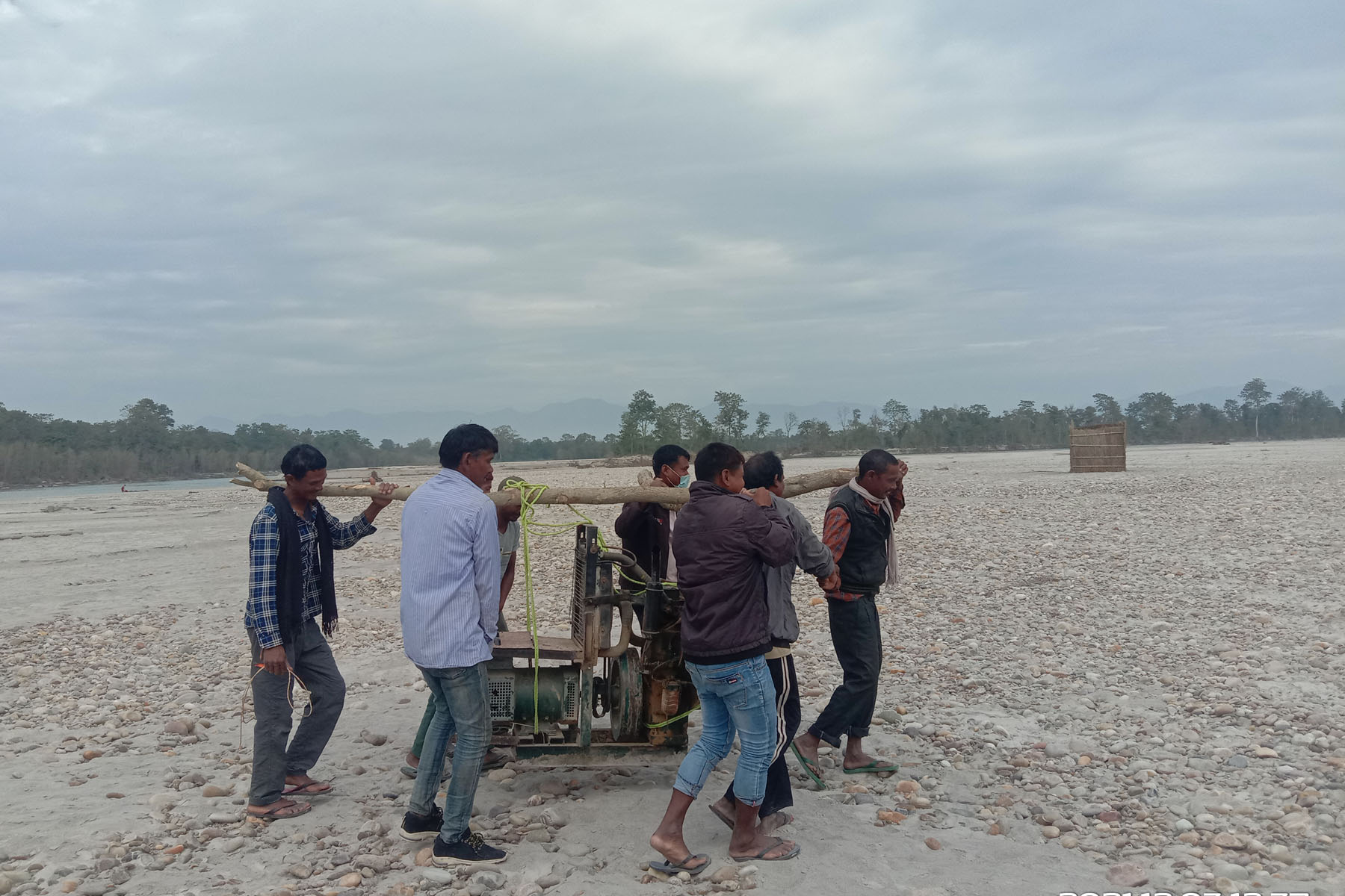 जेनेरेटर बोक्दै किसान