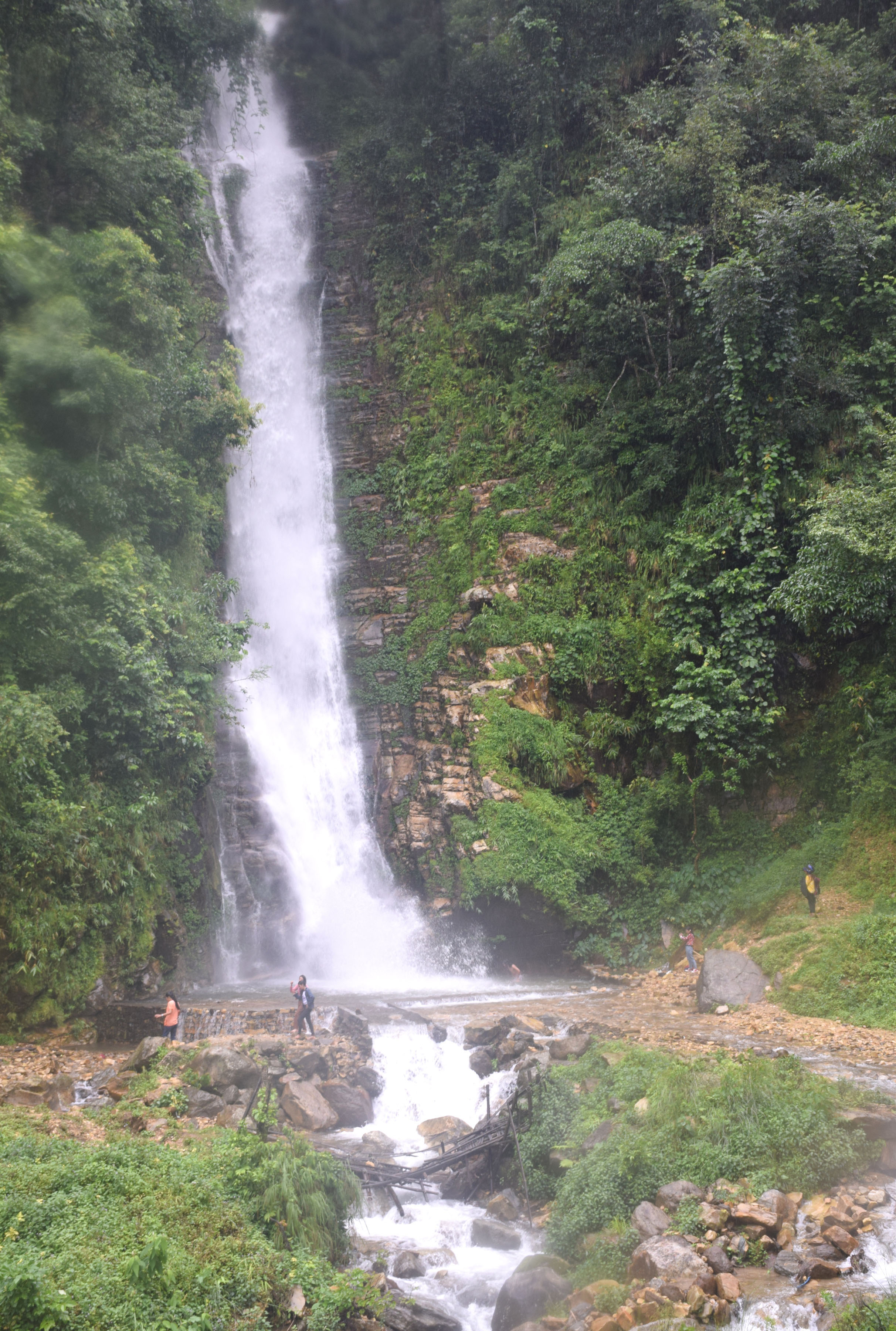 पर्यटक लोभ्याउने गाइखुरे झरना