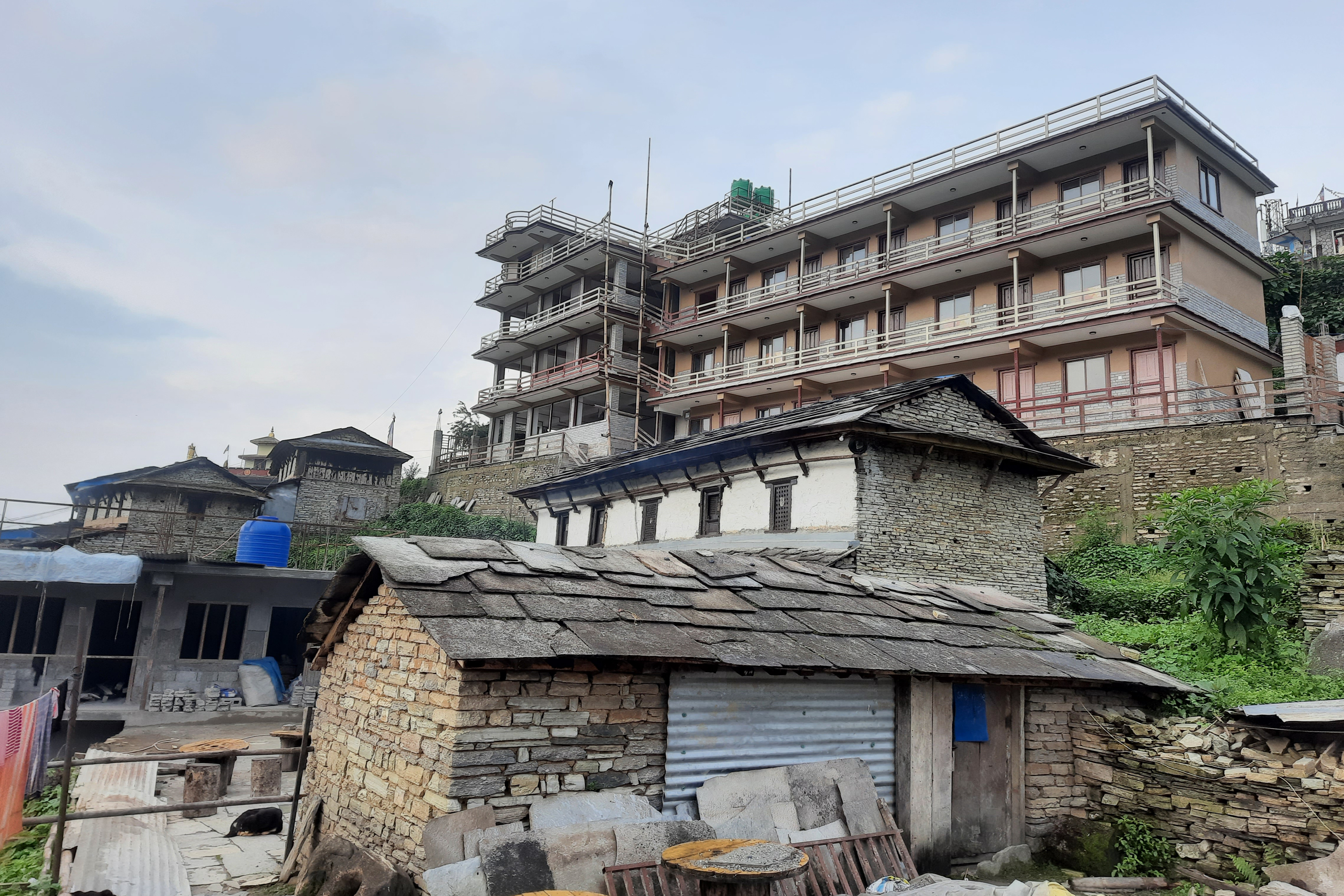घान्द्रुकमा निर्माणाधीन आरसिसी होटल