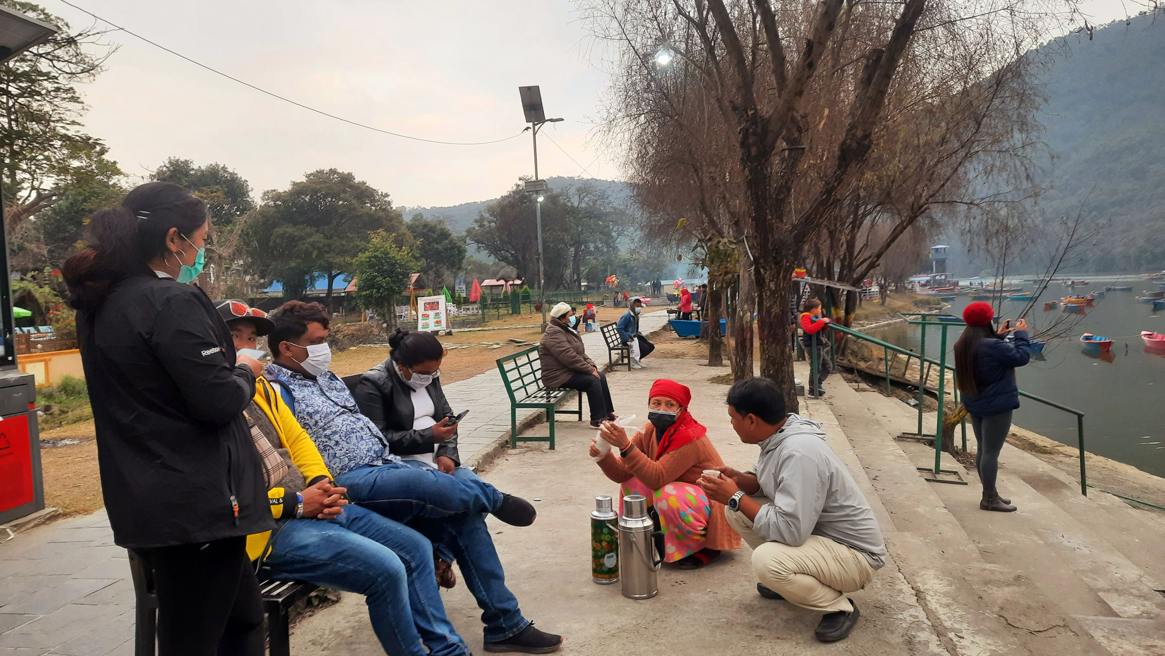 फेवाताल किनारमा घुम्न आएका पर्यटकलाई चिया बेच्दै