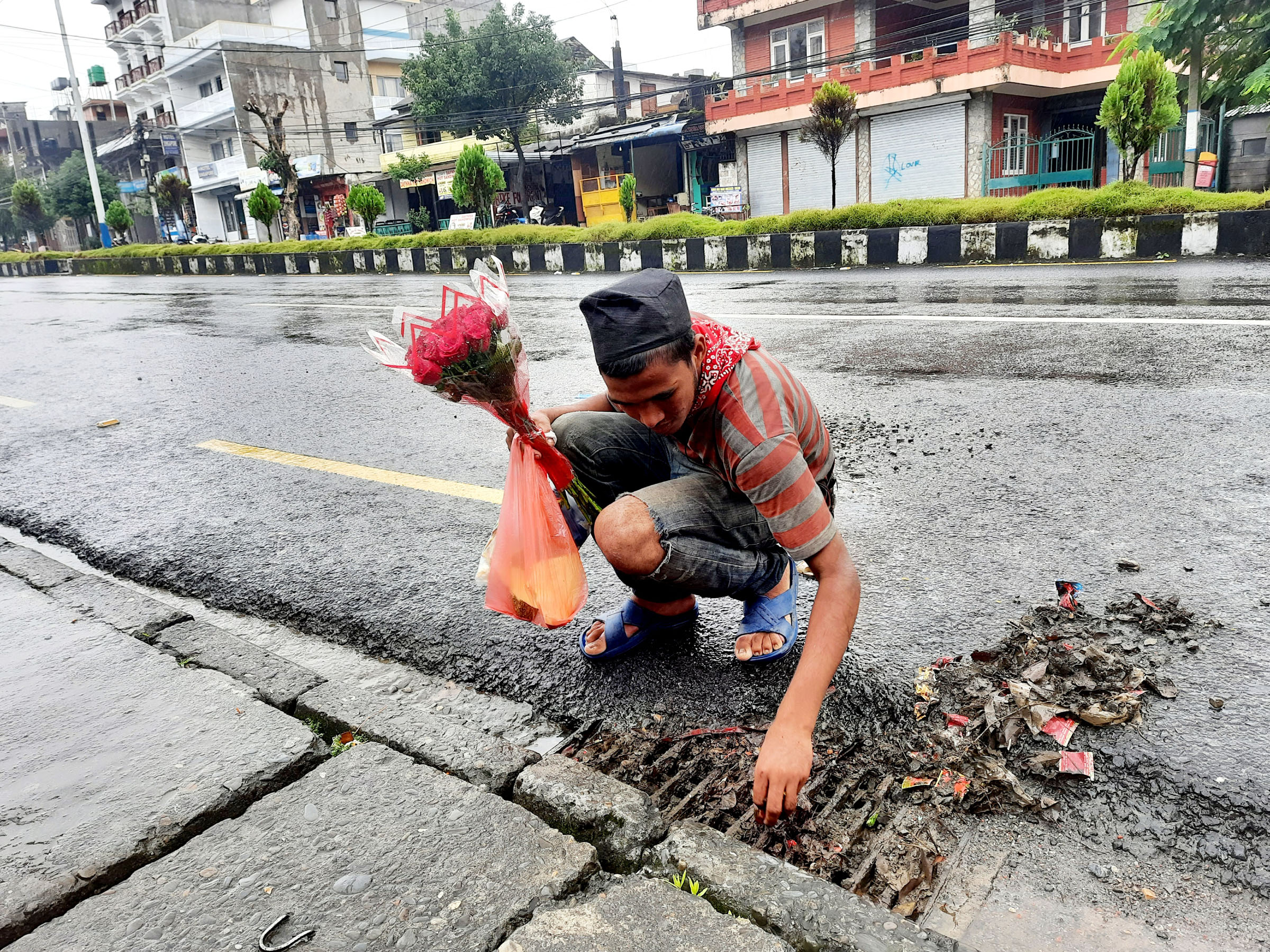 फूल बेचेर दीनदुःखीको सेवा गर्दै