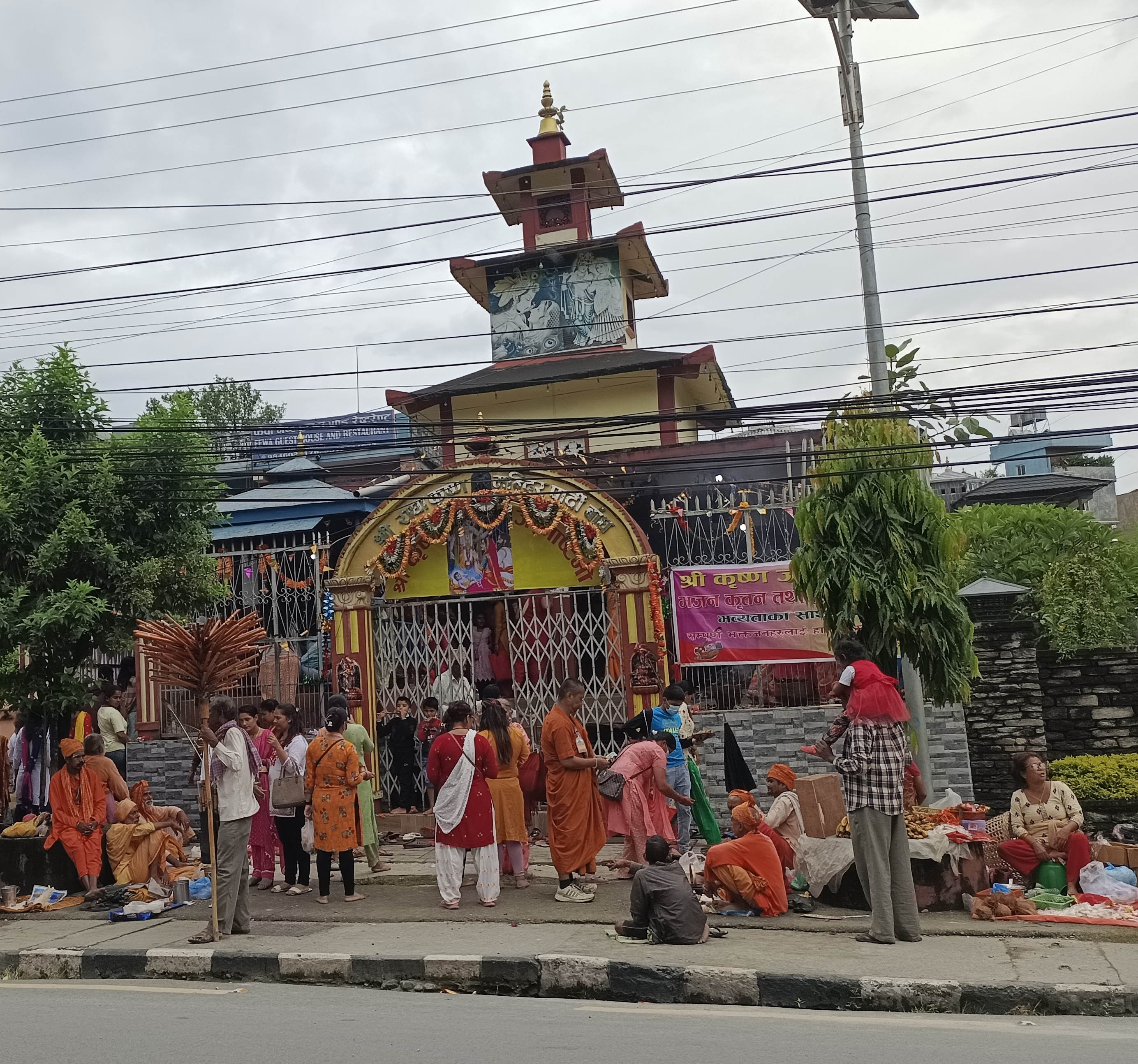 पूजापाठ गर्न आएका भक्तजन