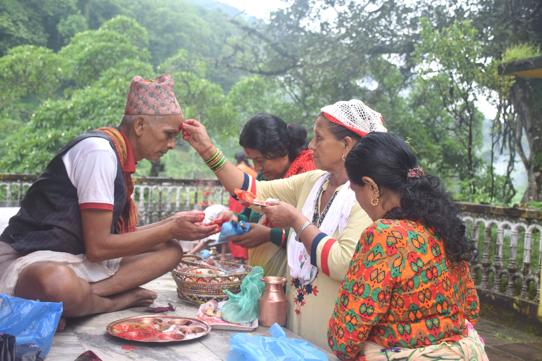 पण्डितलाई टीका लगाउँदै भक्तजन