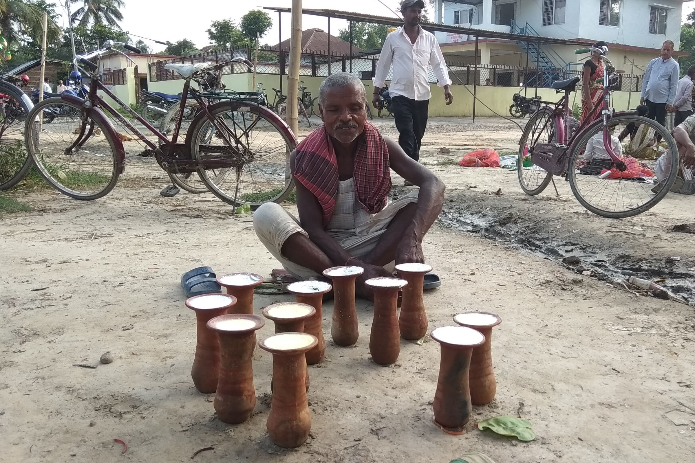 हाँडीको दही बेच्दै