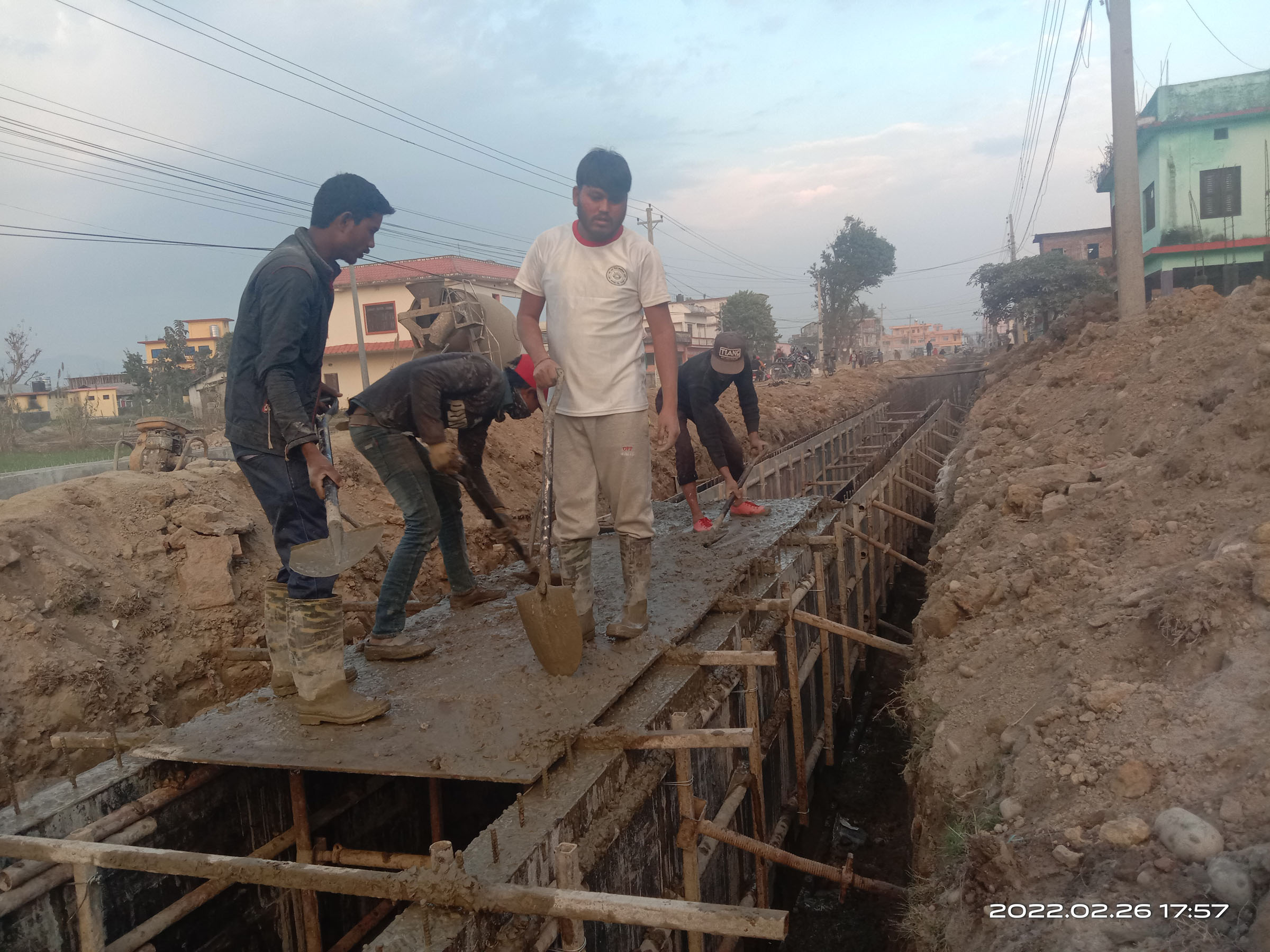 नाली ढलान गर्दै मजदुर