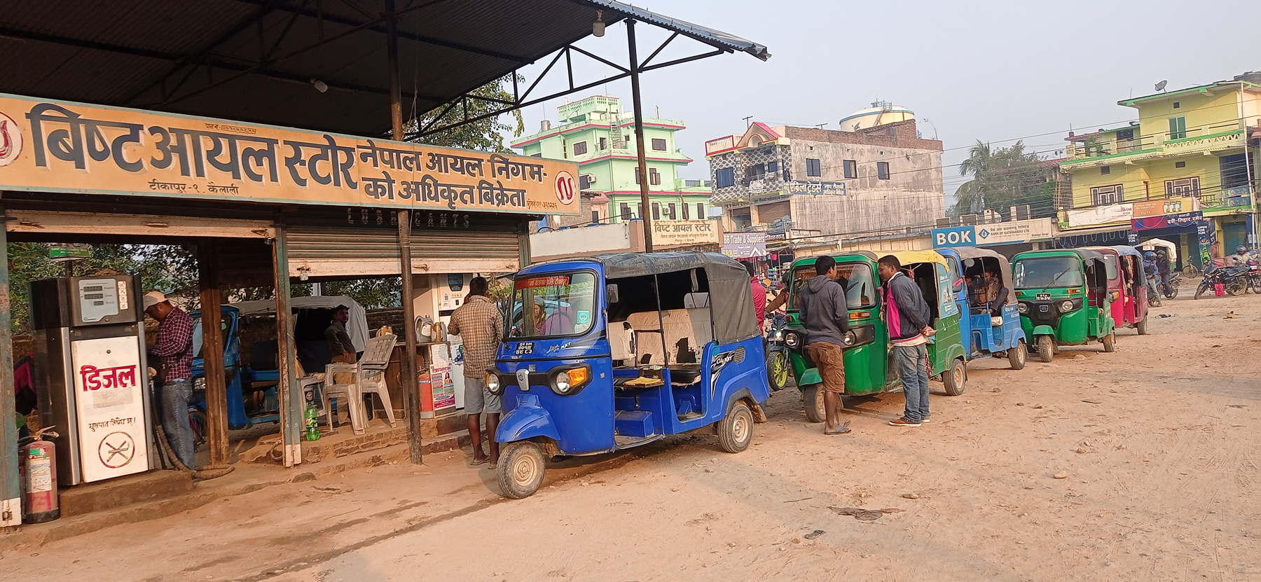 पेट्रोल पम्पमा भीड