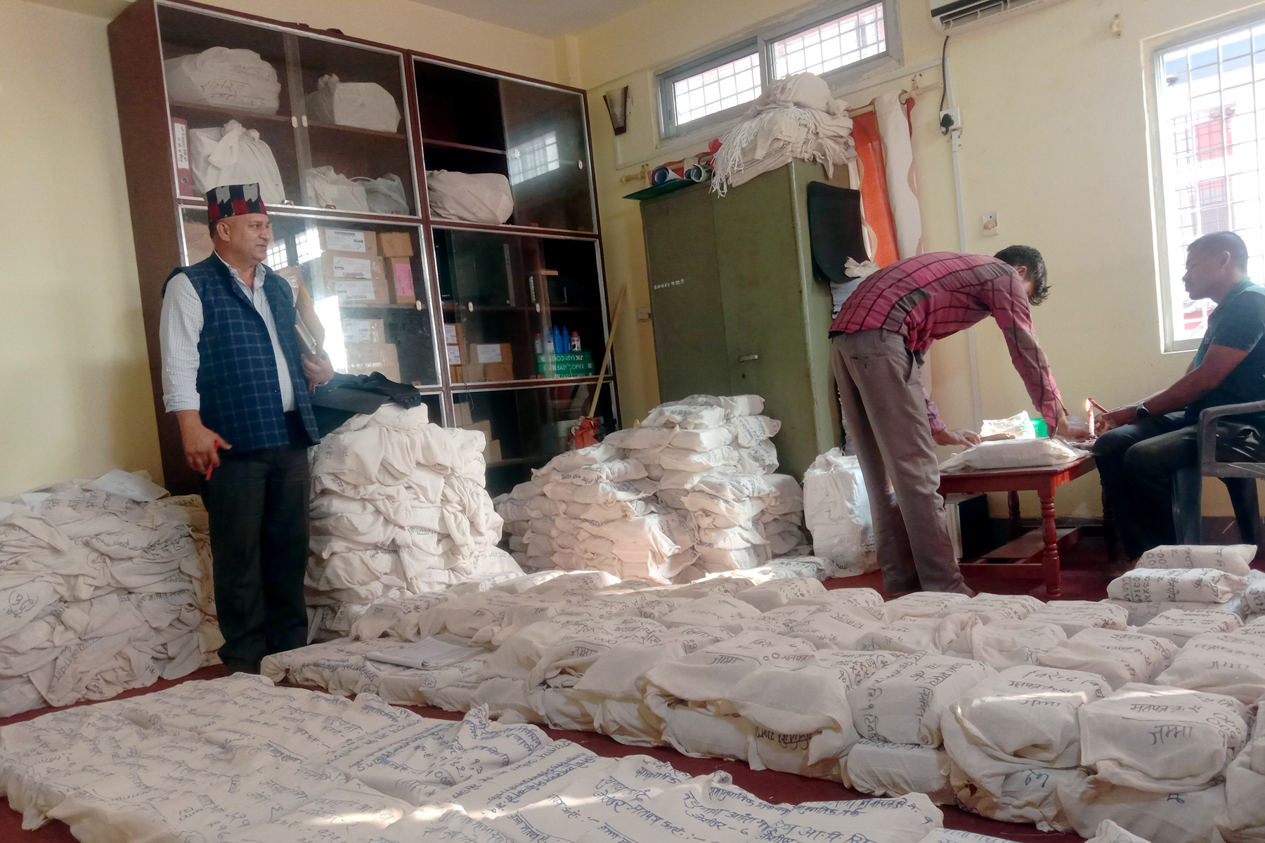 मतपत्र शिलबन्दी गर्दै