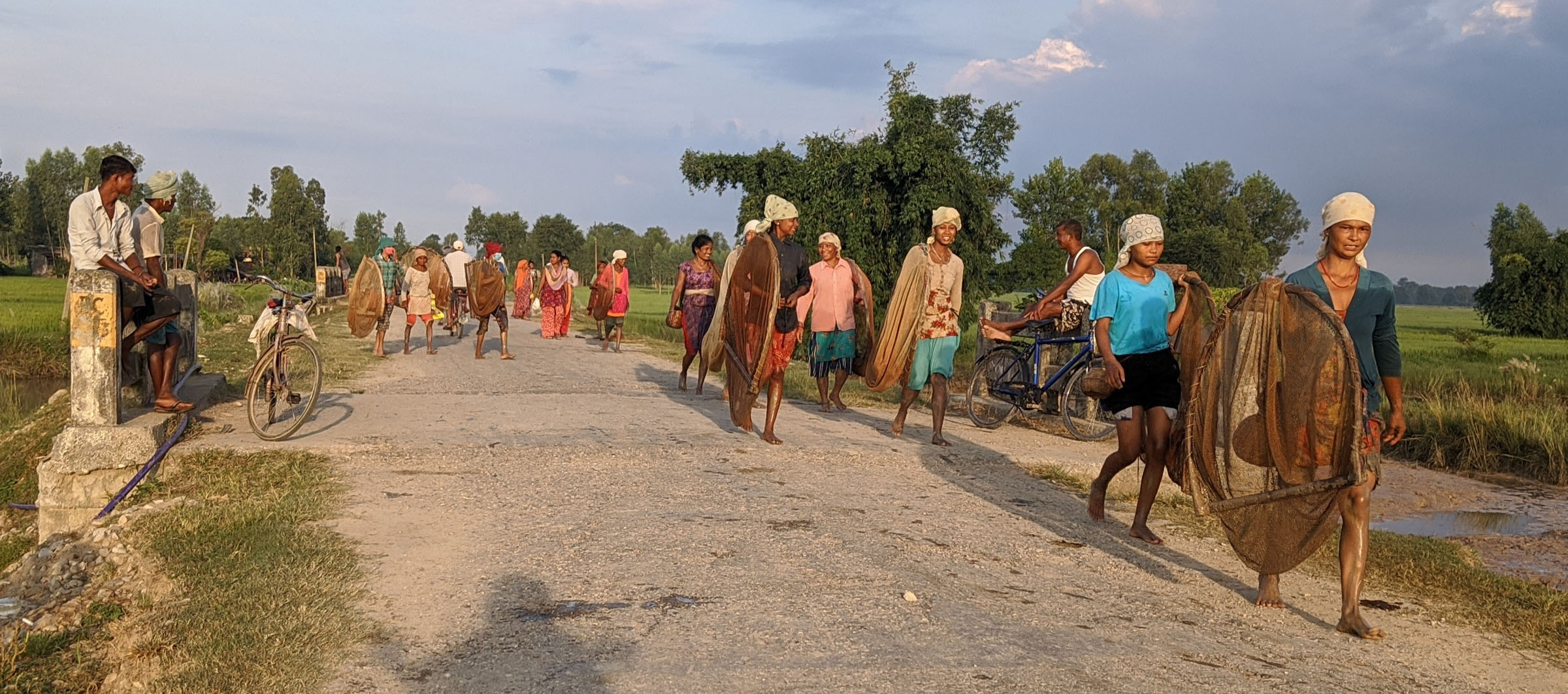 माछा मार्न जाँदै थारू महिला