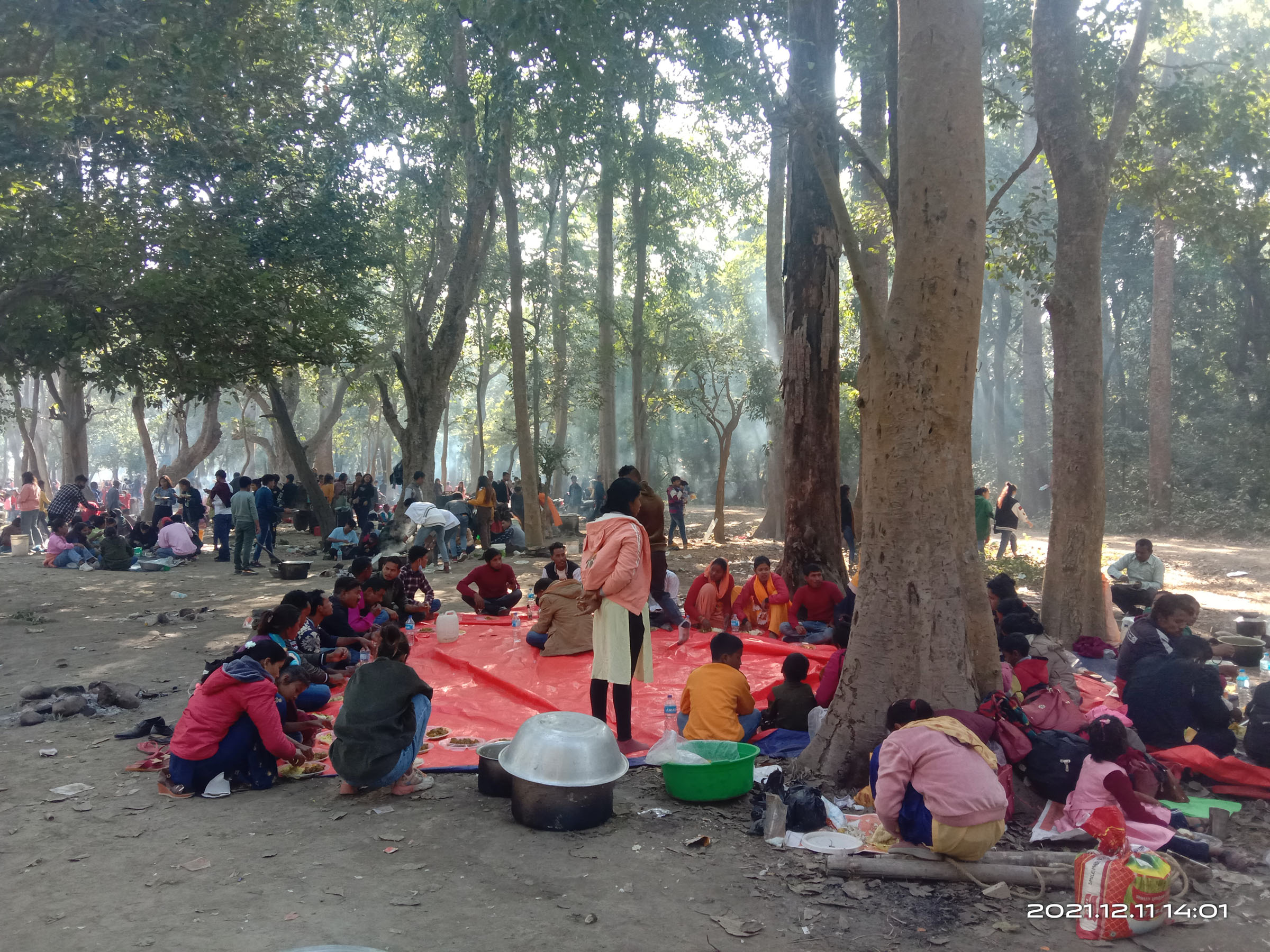 टीकापुर पार्कमा वनभोजमा रमाउँदै पर्यटक