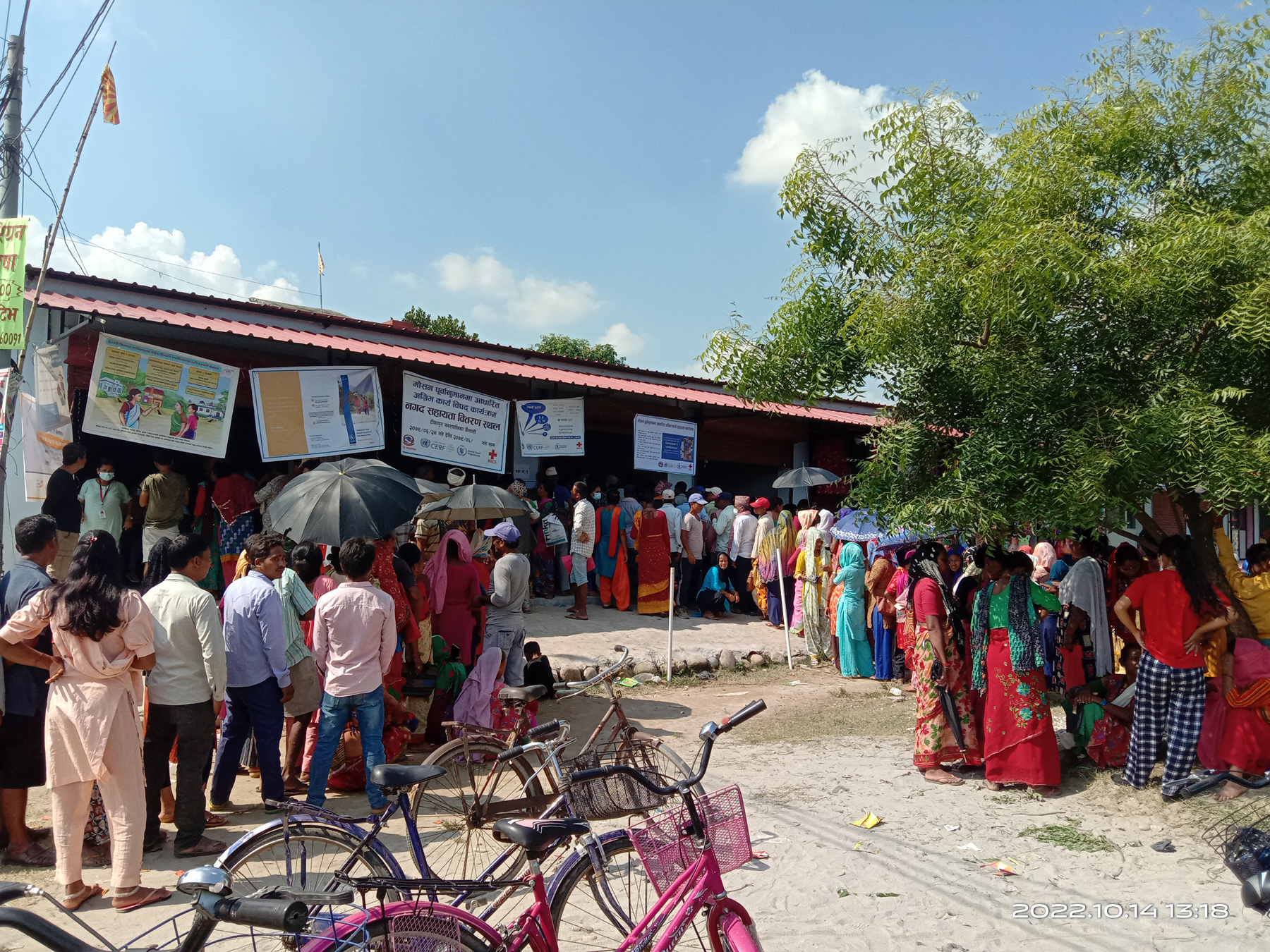 राहत लिनेको भीड