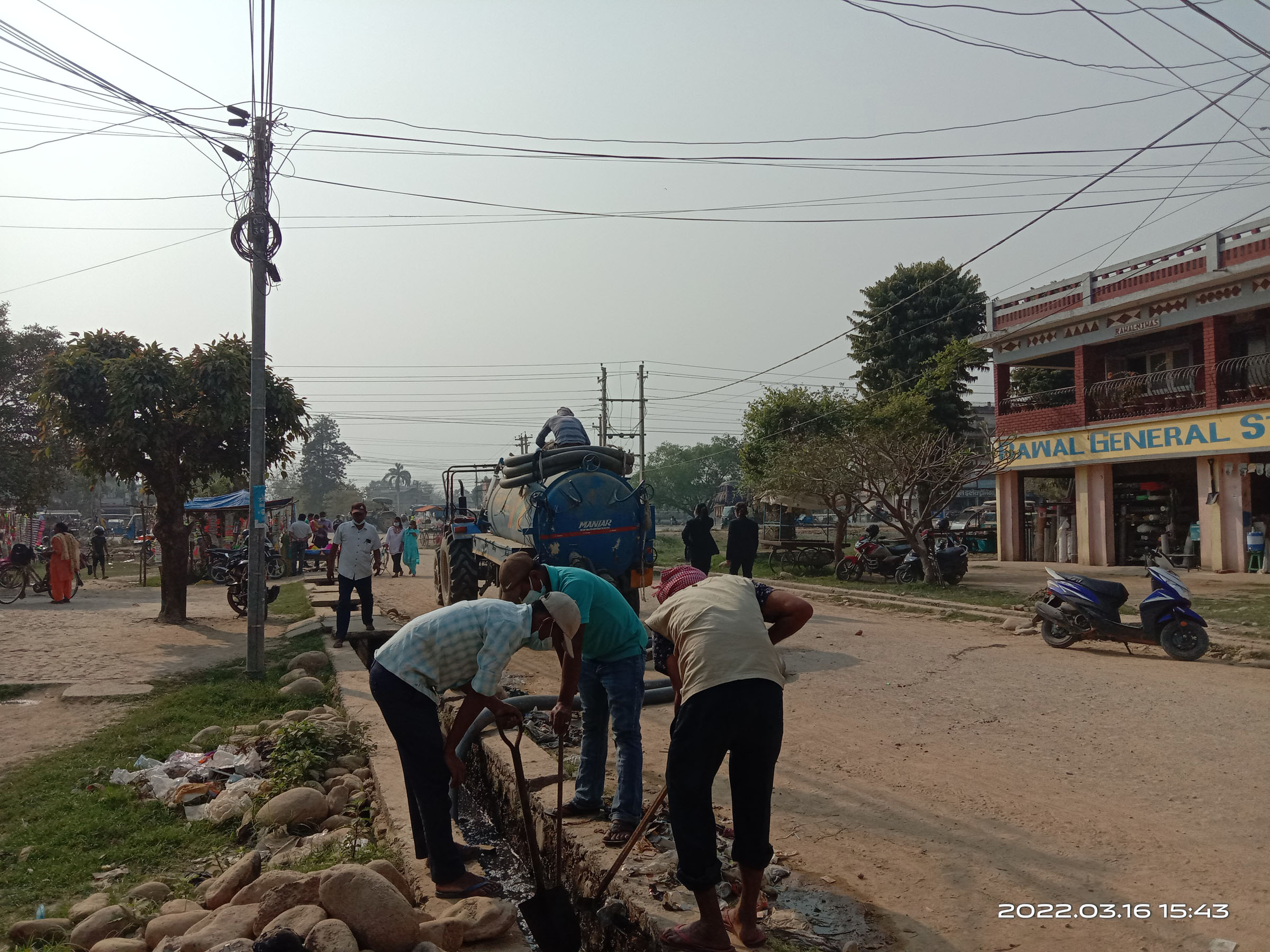 नालीको सफाइ गरिँदै