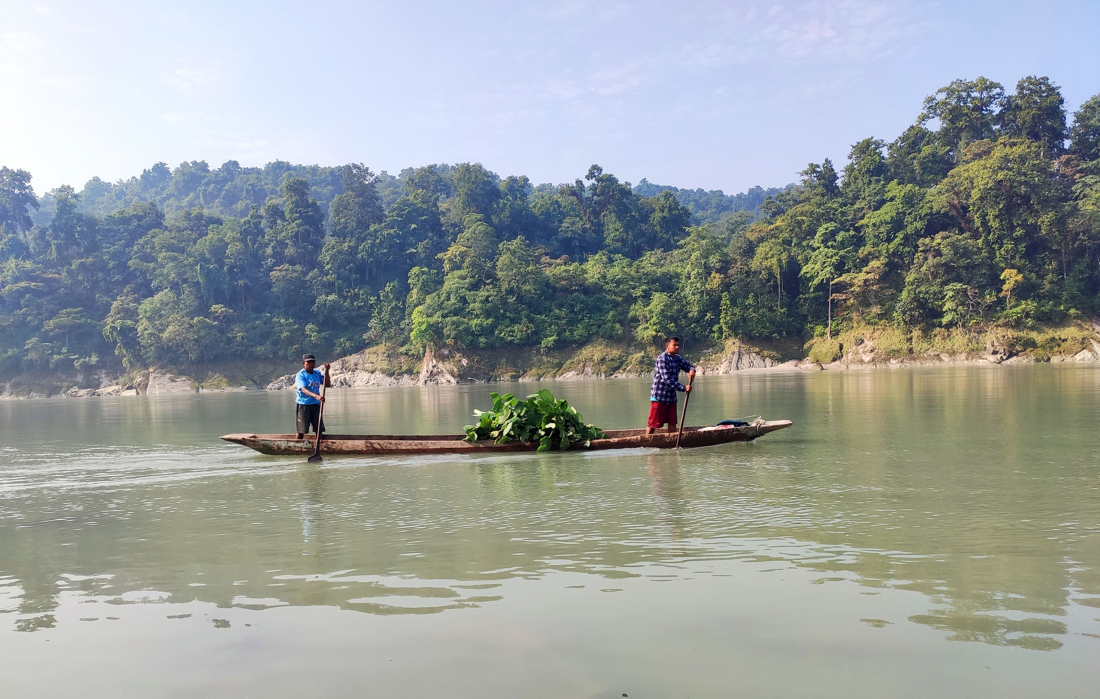 डुङगामा घाँस लैजाँदै