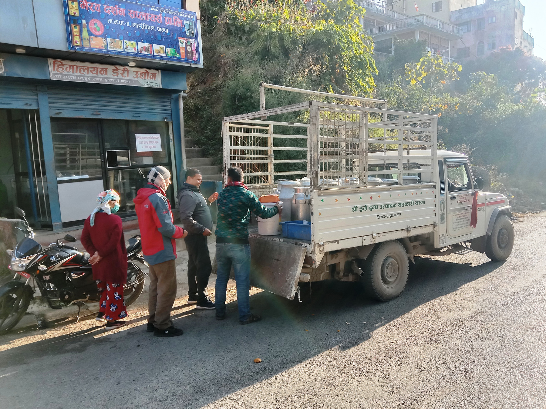 ग्रामीण क्षेत्रमा उत्पादित दूध तानसेनमा खपत गर्दै