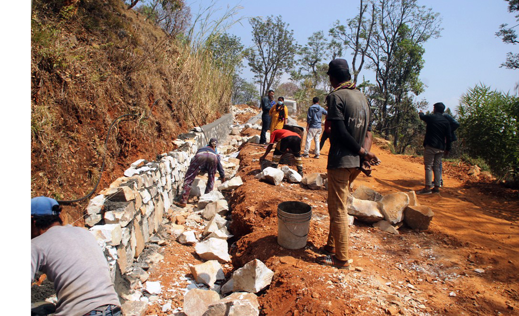सडक स्तरोन्नति गरिँदै