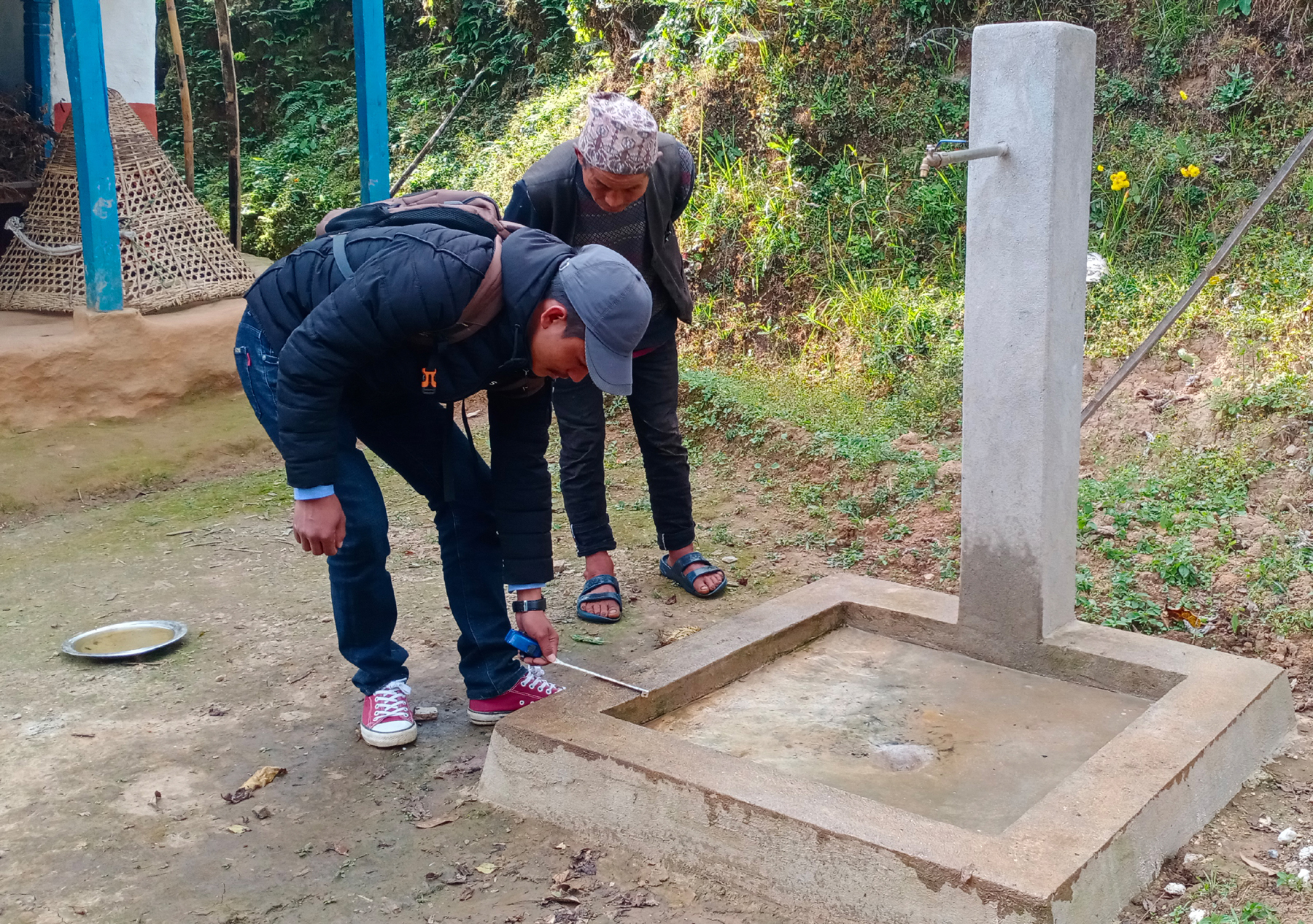 १५ लाख बढिको धारा निरीक्षण गर्दै प्राविधिक