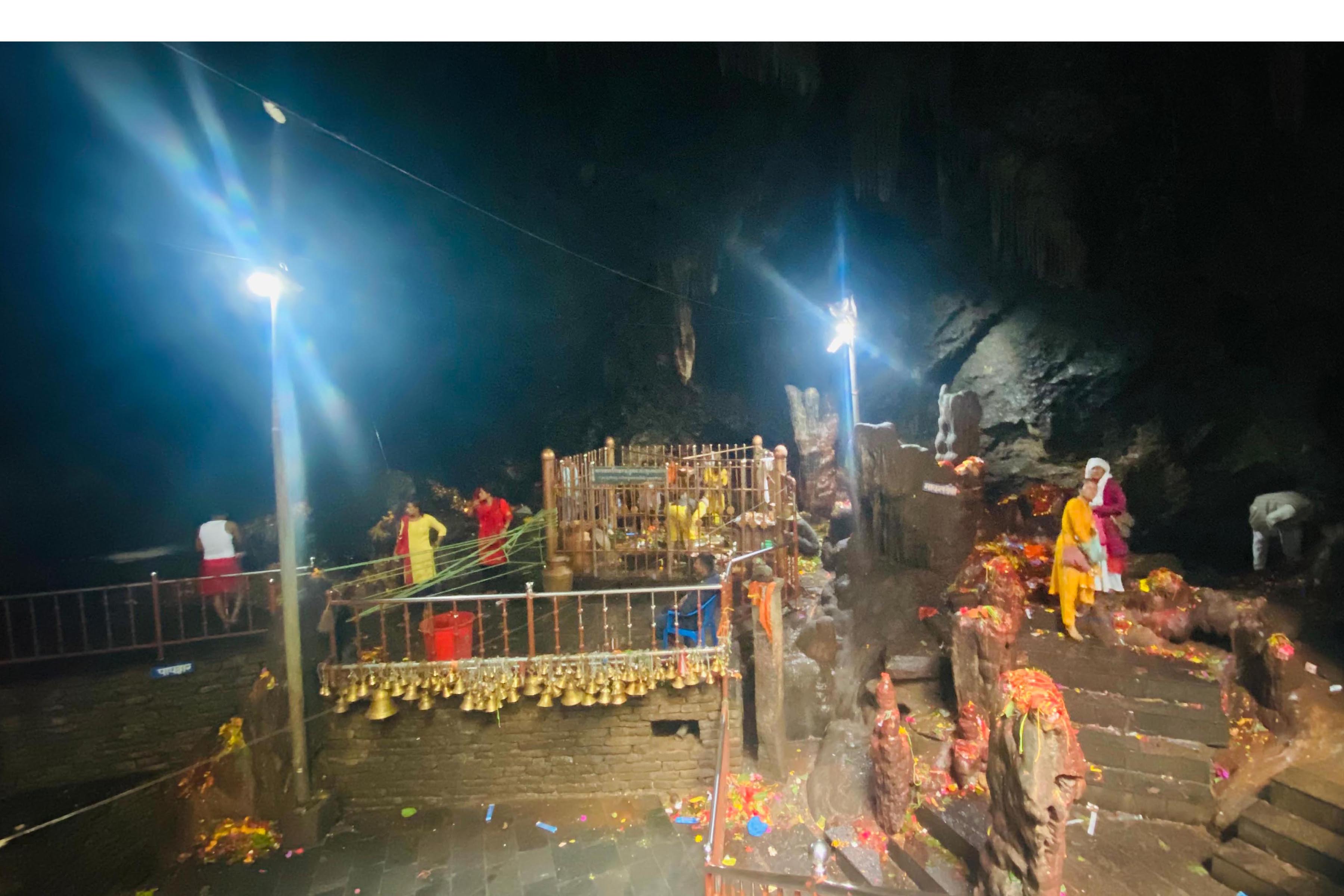 हलेसी गुफाको भित्री भाग