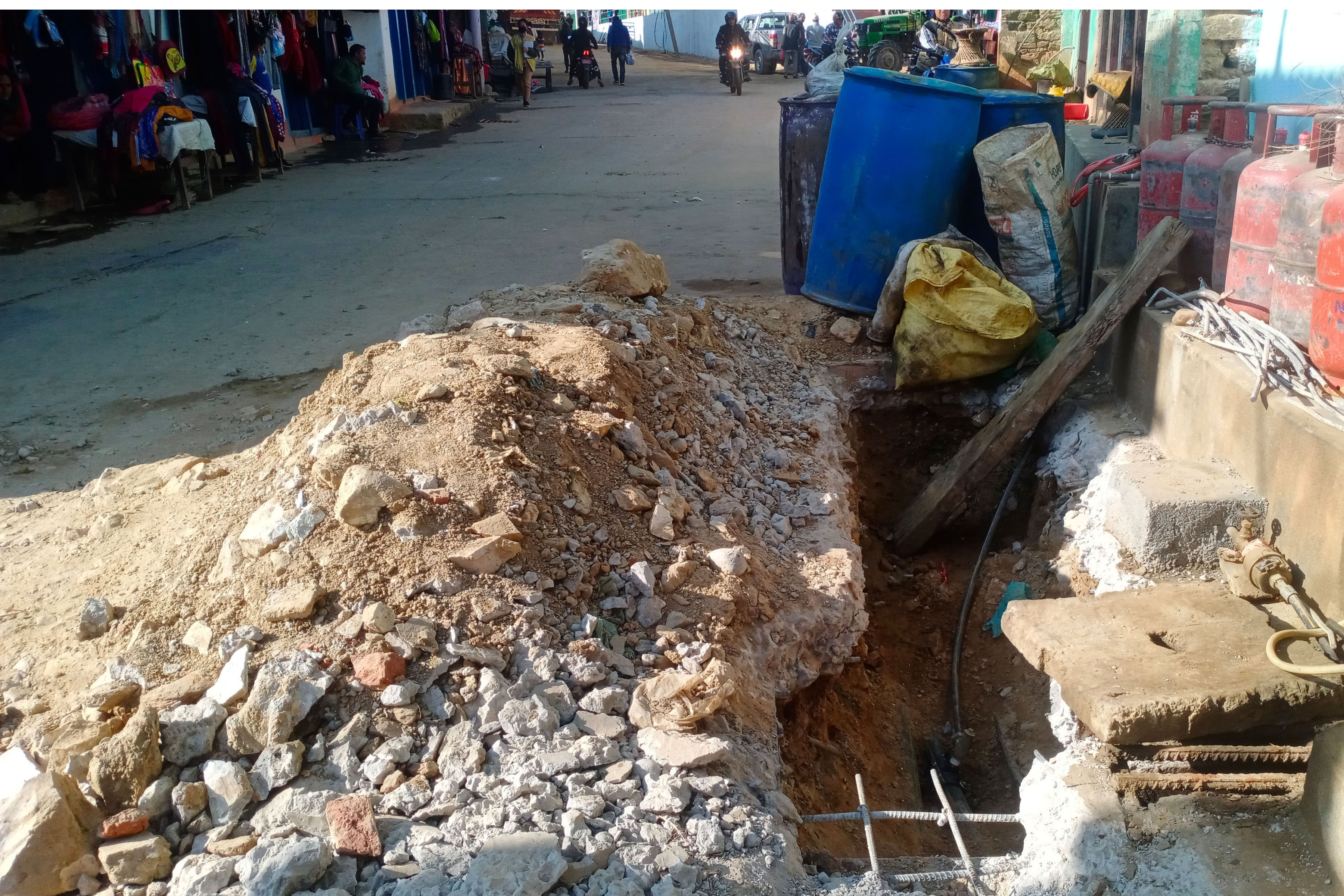 ढलान गरिएको सडकमा पारिएको खाल्डो