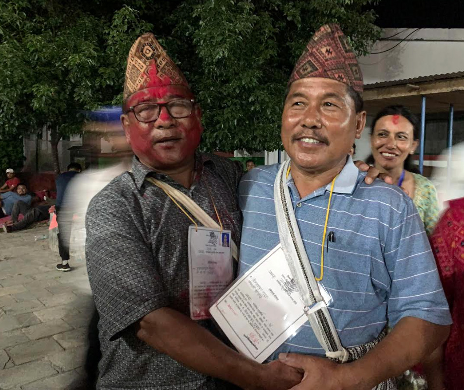 विजेतालाई बधाई दिँदै प्रतिस्पर्धी