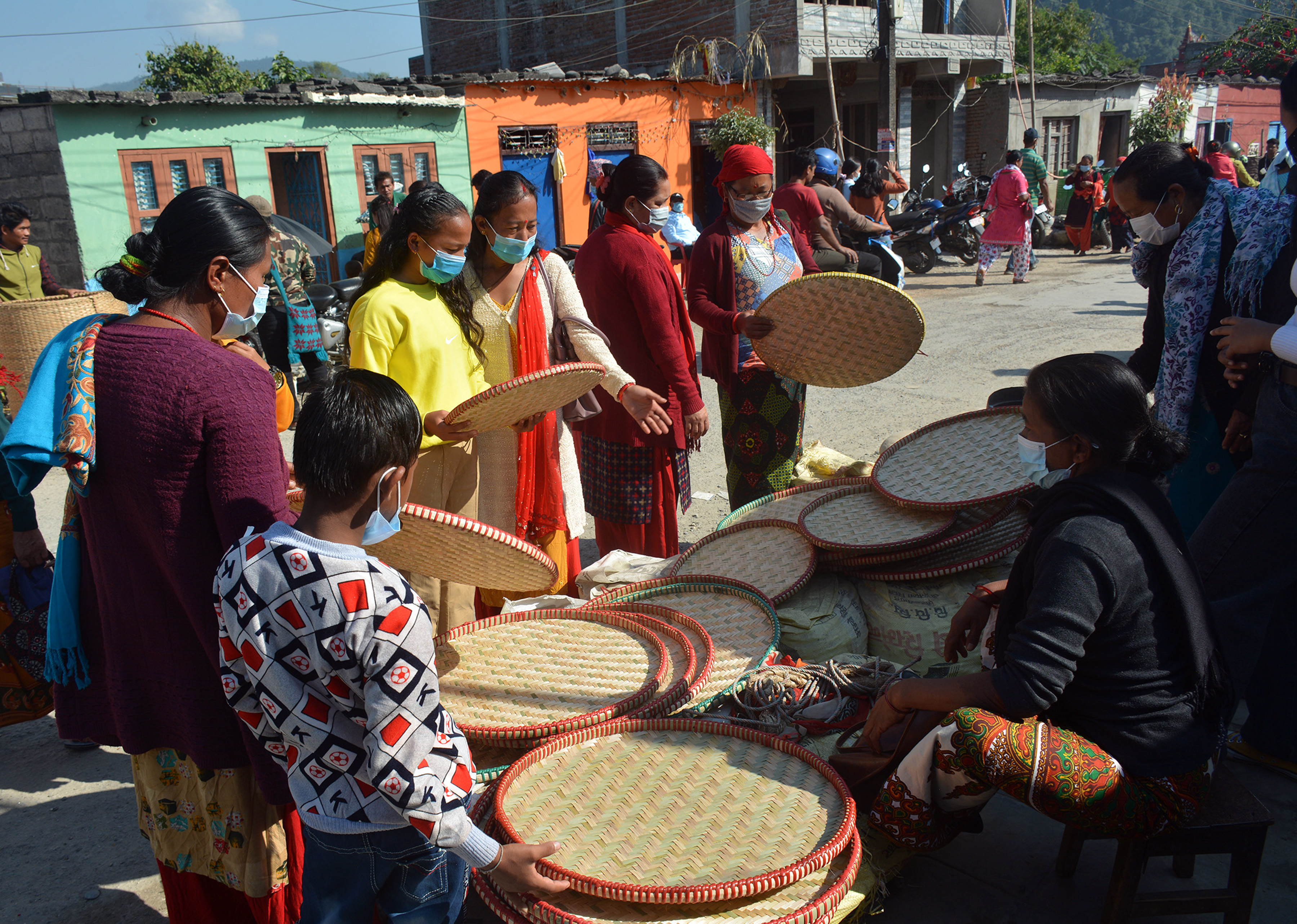 नाङ्लो  खरिद गर्दै नागरिक