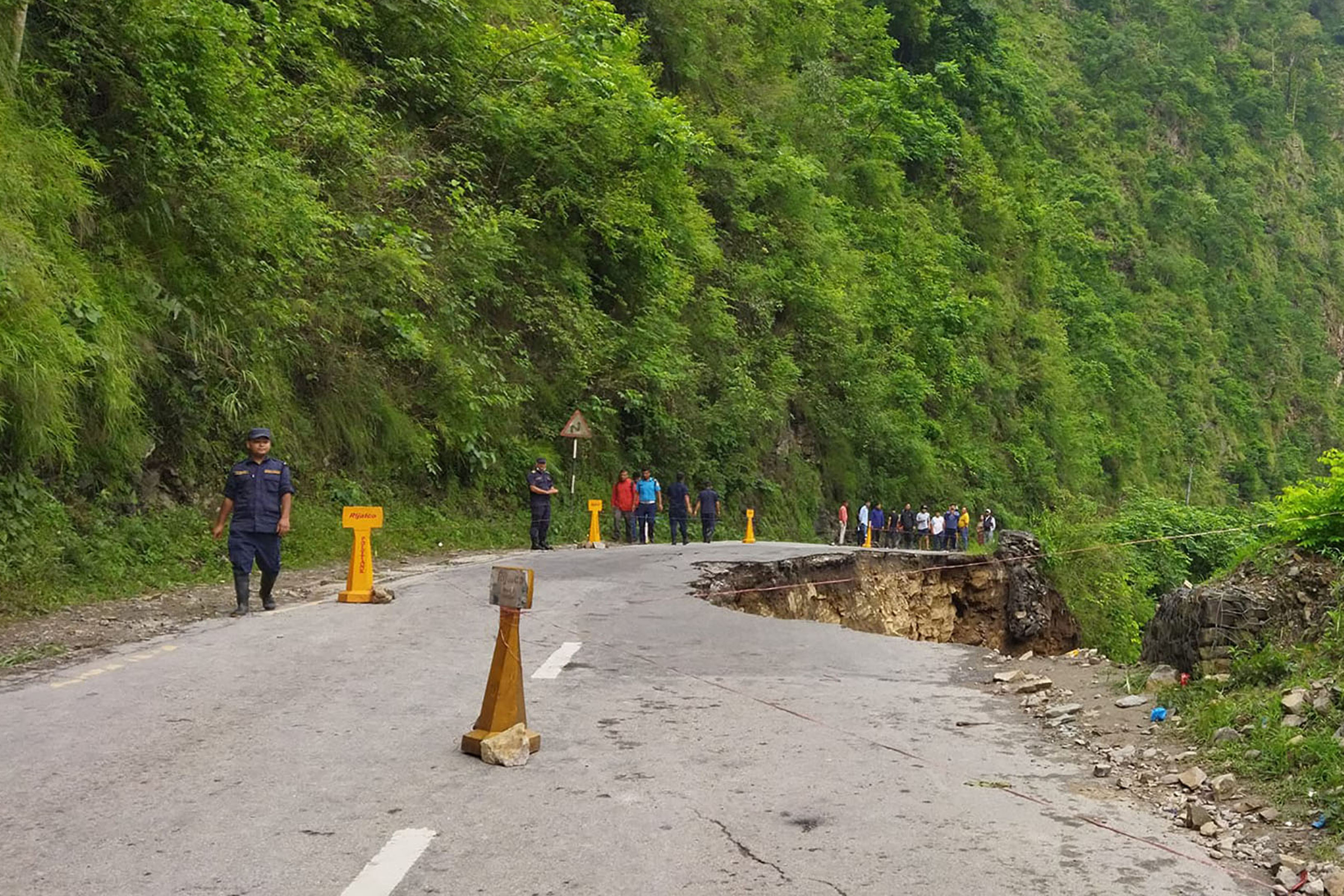 वर्षाले भासिएको सडक
