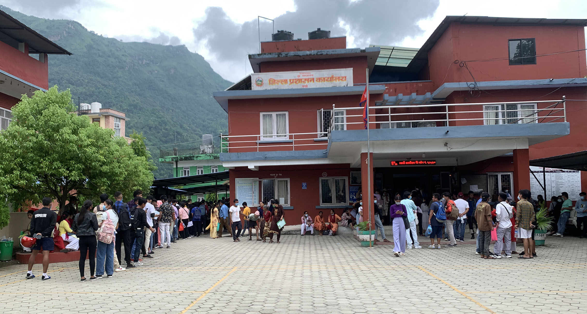 राहदानी बनाउन भीड
