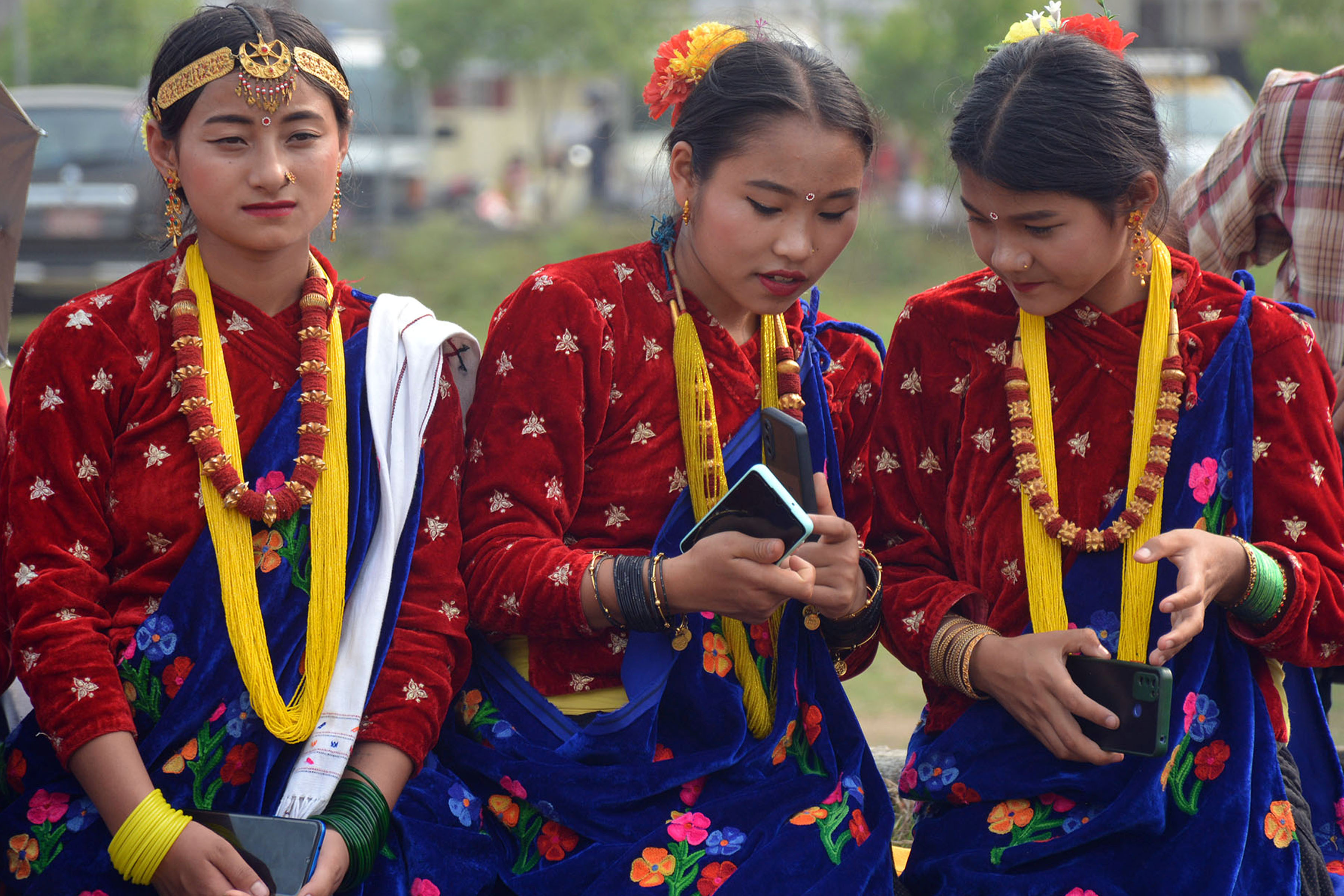 सांस्कृतिक भेषभूषामा युवती